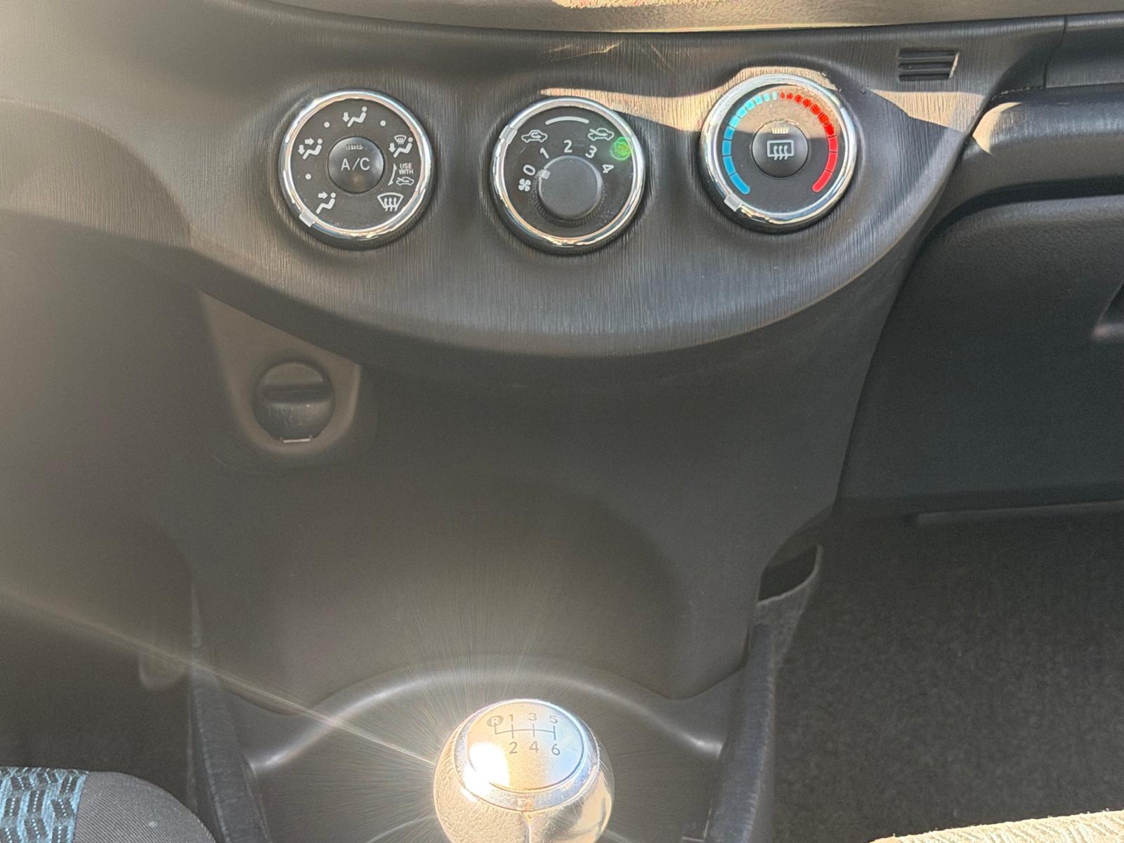 TOYOTA Yaris 1.33 Sol-image-18