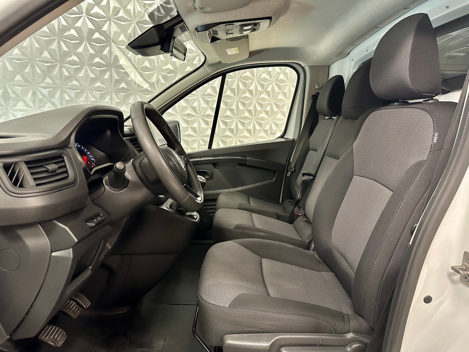 RENAULT Trafic 2.0 Blue dCi 130 Advance L1H1 EN-image-11