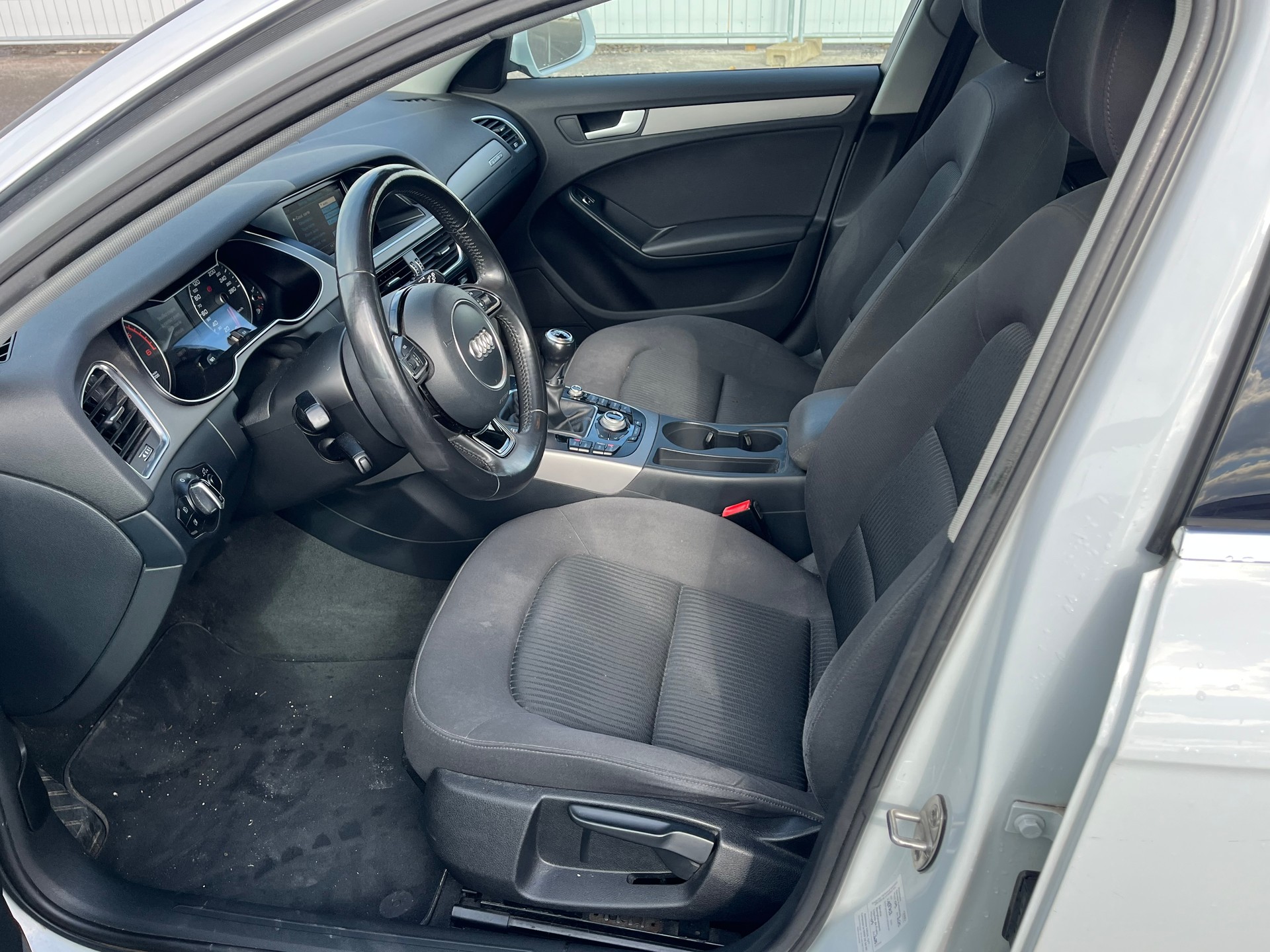 AUDI A4 Avant 2.0 TDI Attraction quattro-image-10