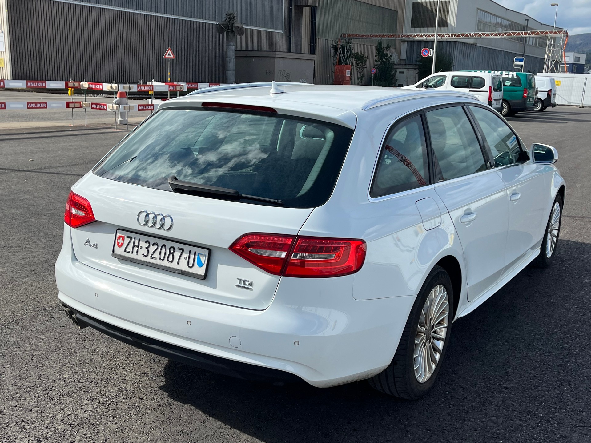 AUDI A4 Avant 2.0 TDI Attraction quattro-image-12