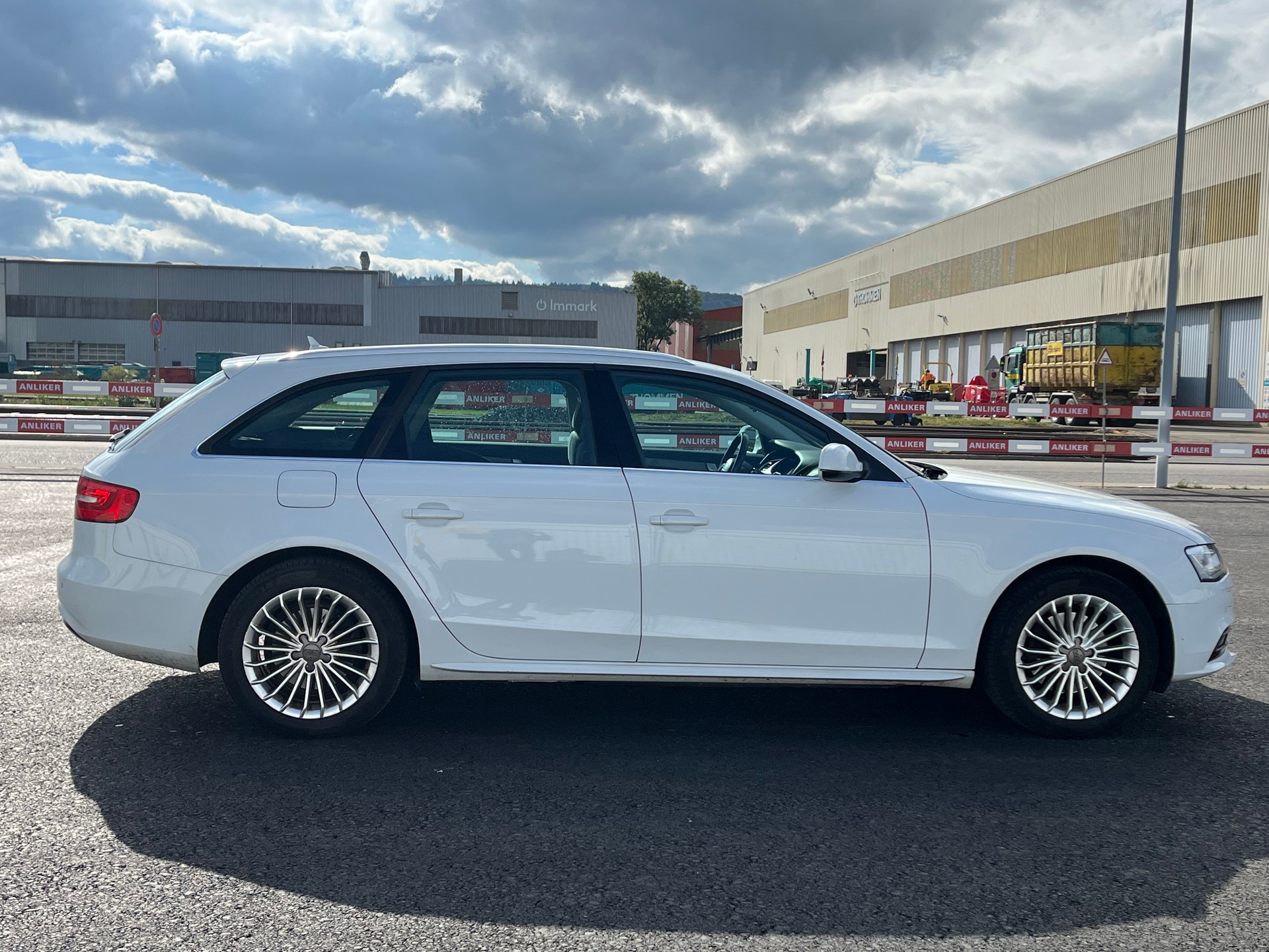 AUDI A4 Avant 2.0 TDI Attraction quattro-image-3