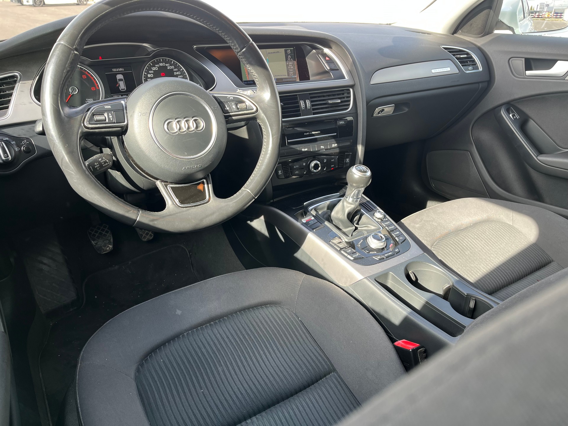 AUDI A4 Avant 2.0 TDI Attraction quattro-image-14