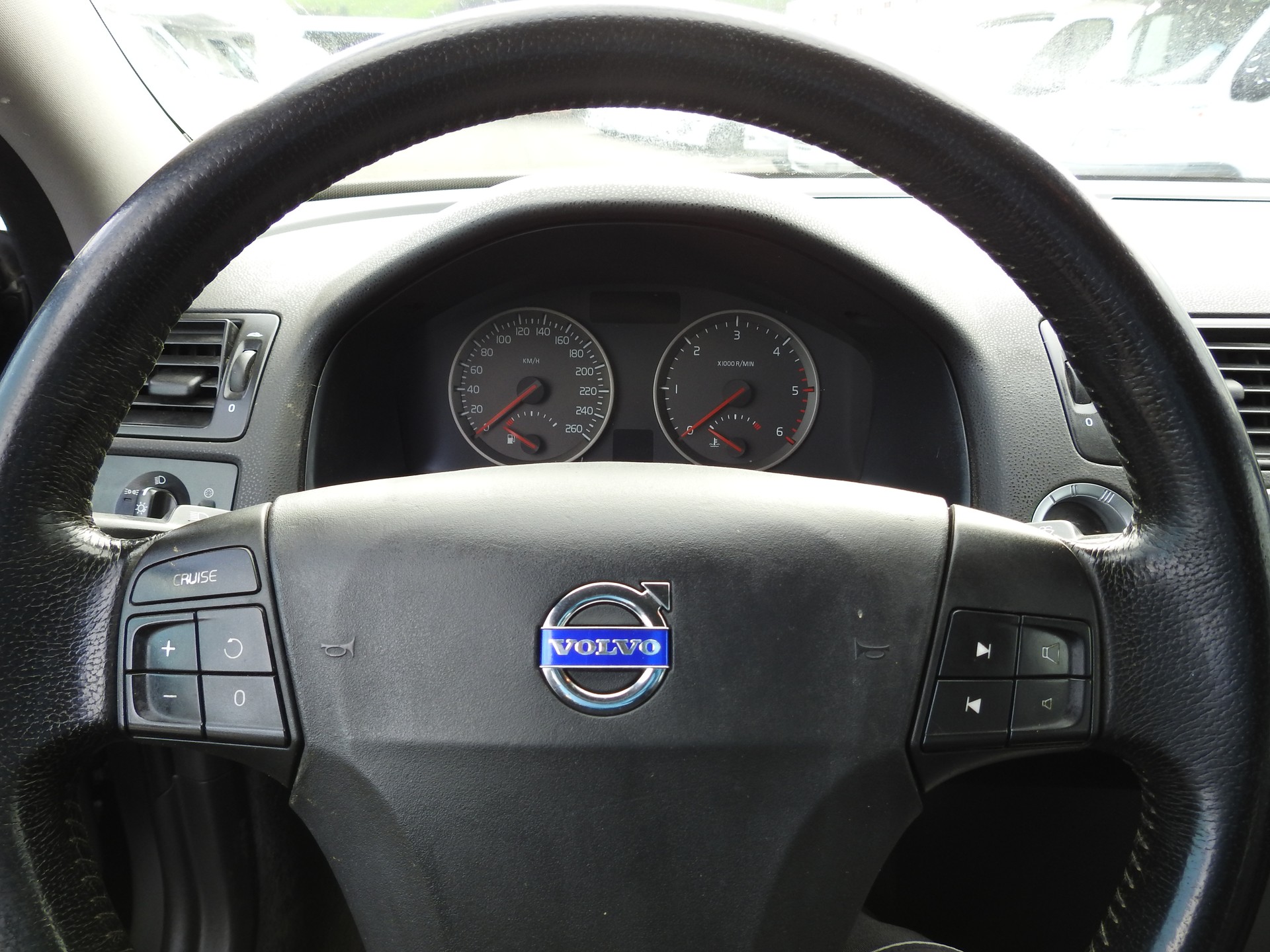 VOLVO V50 D5-image-23