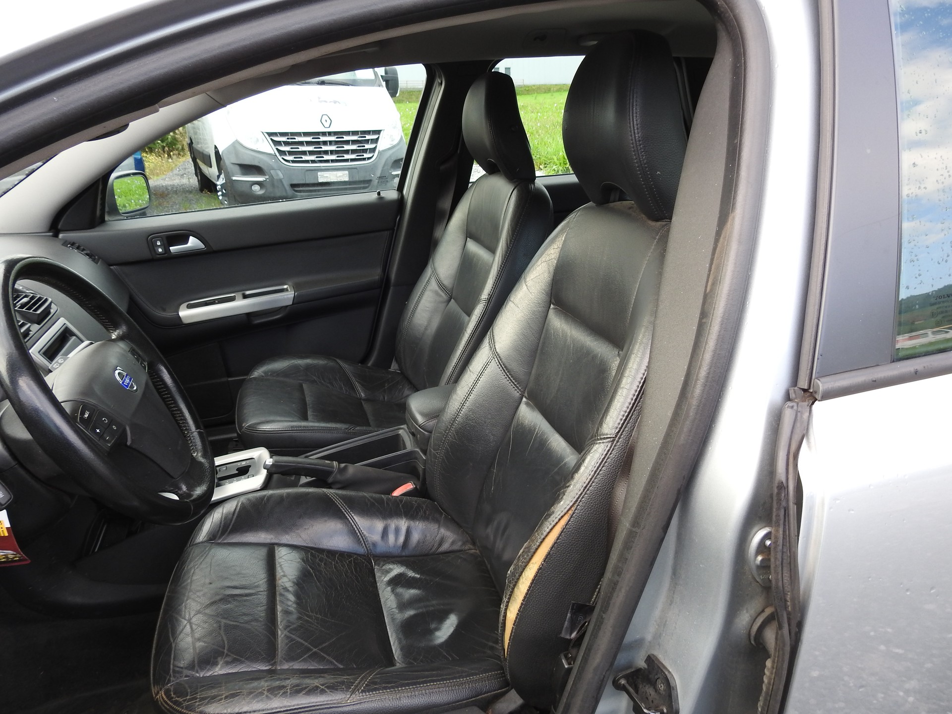 VOLVO V50 D5-image-12