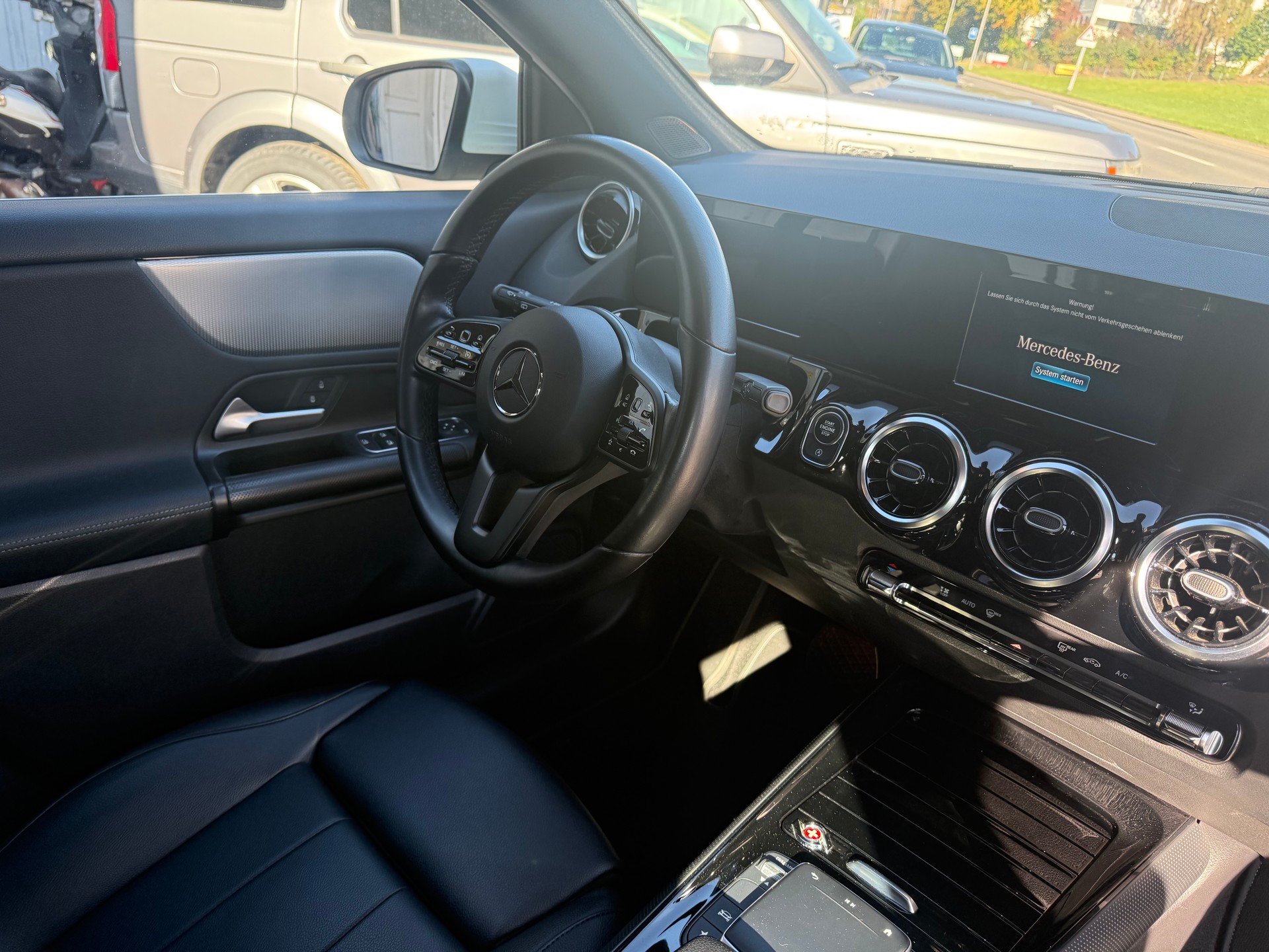 MERCEDES-BENZ GLA 180d 8G-DCT-image-12