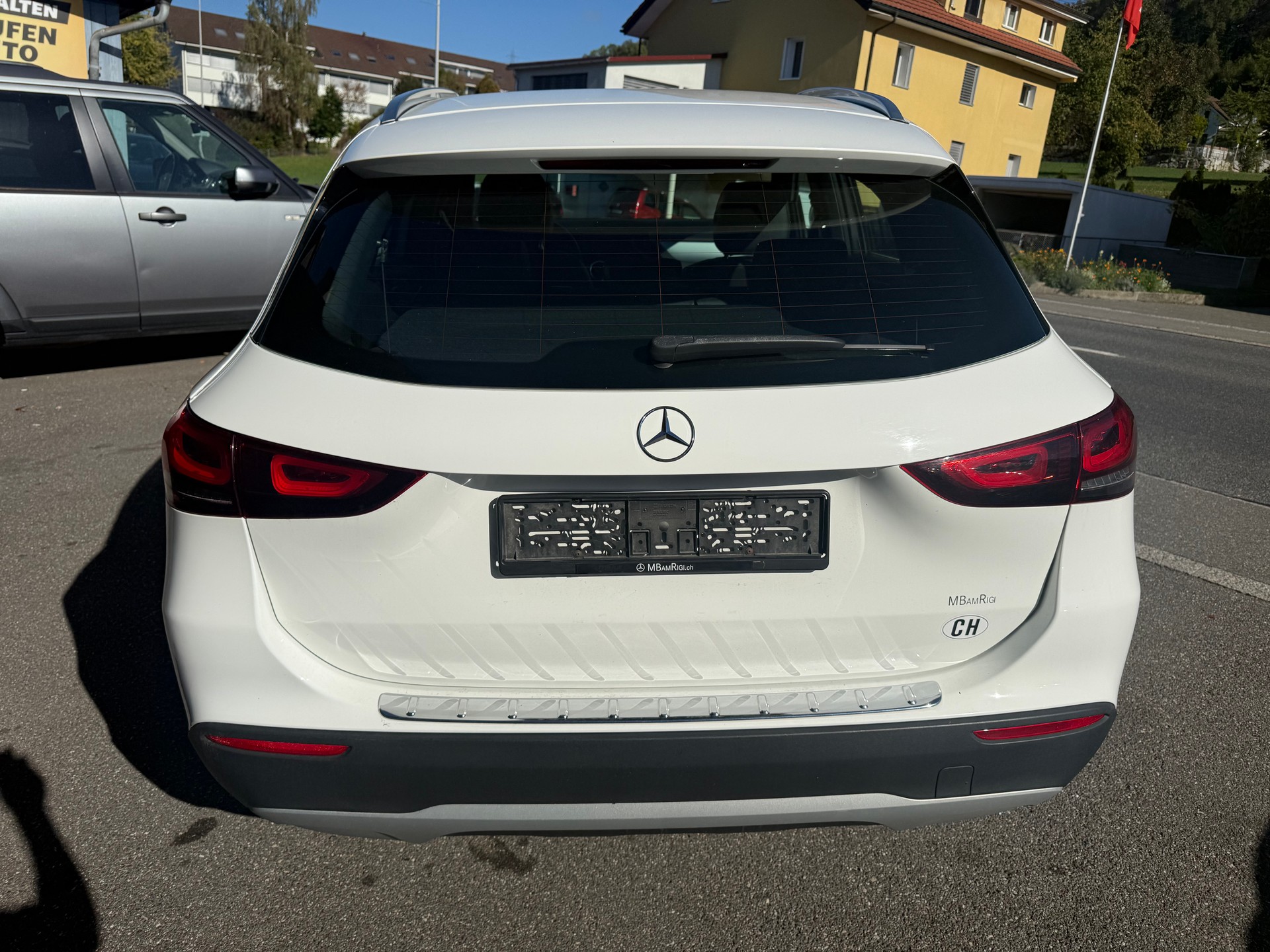 MERCEDES-BENZ GLA 180d 8G-DCT-image-3