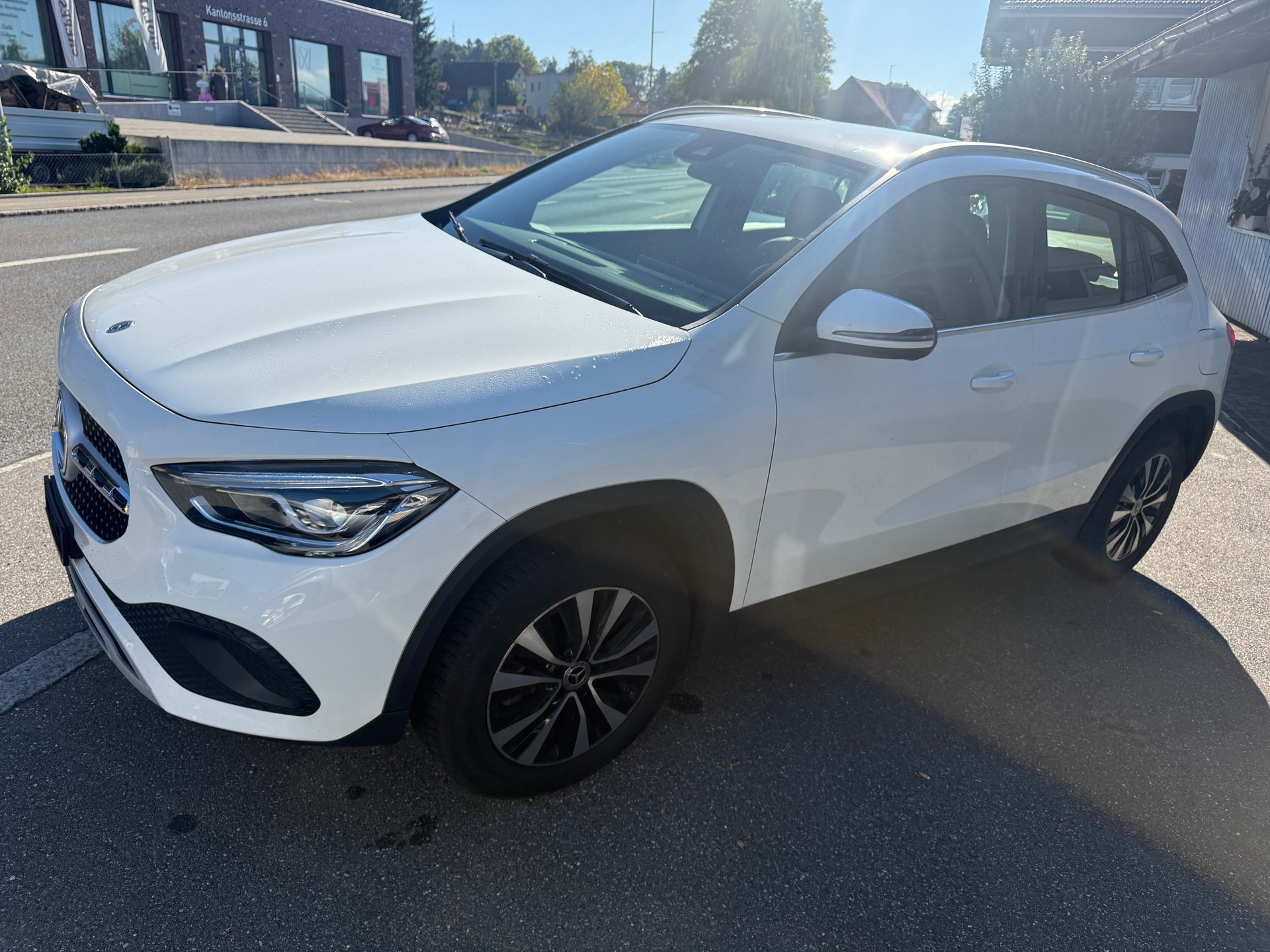 MERCEDES-BENZ GLA 180d 8G-DCT-image-2