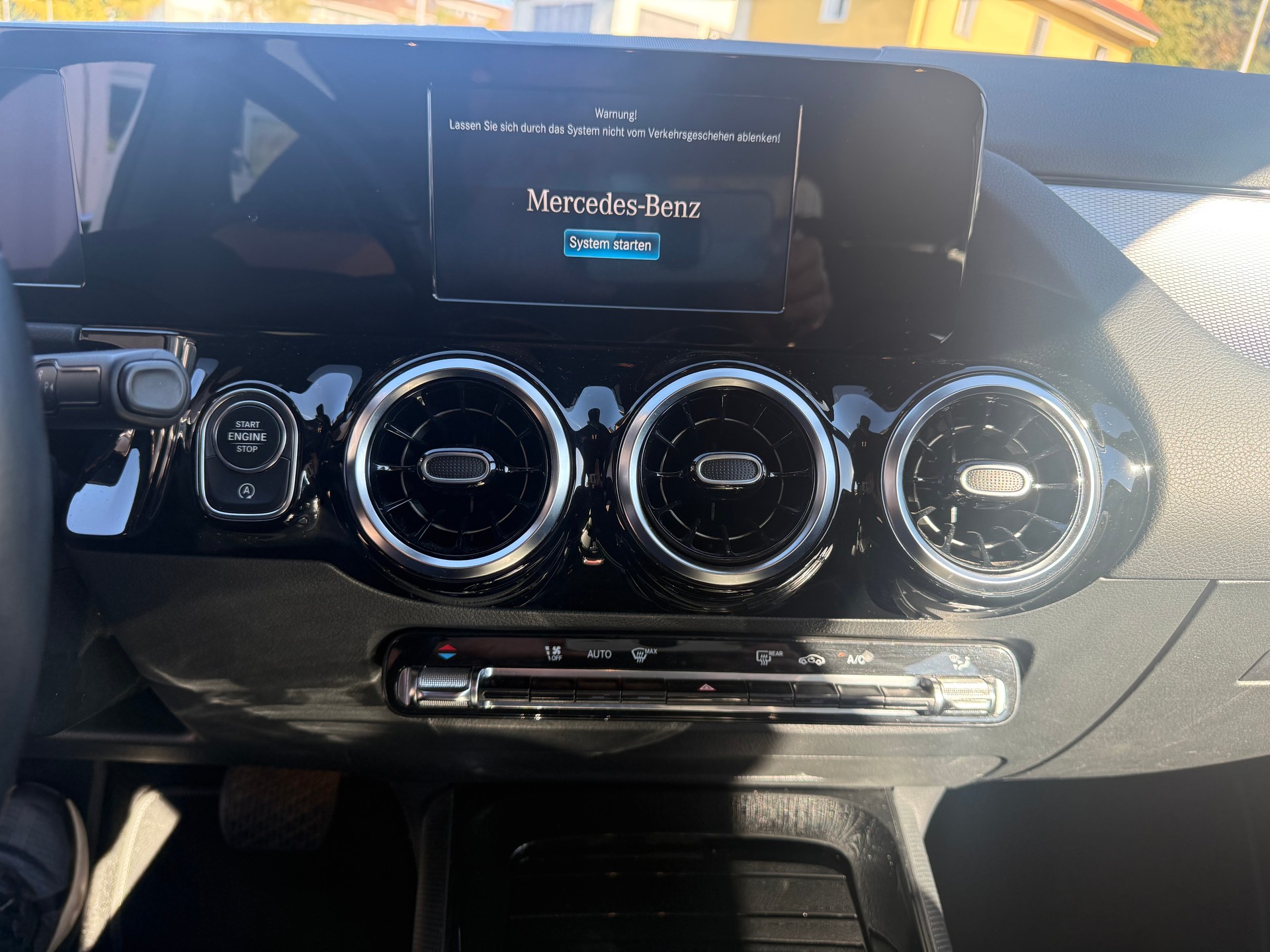 MERCEDES-BENZ GLA 180d 8G-DCT-image-16