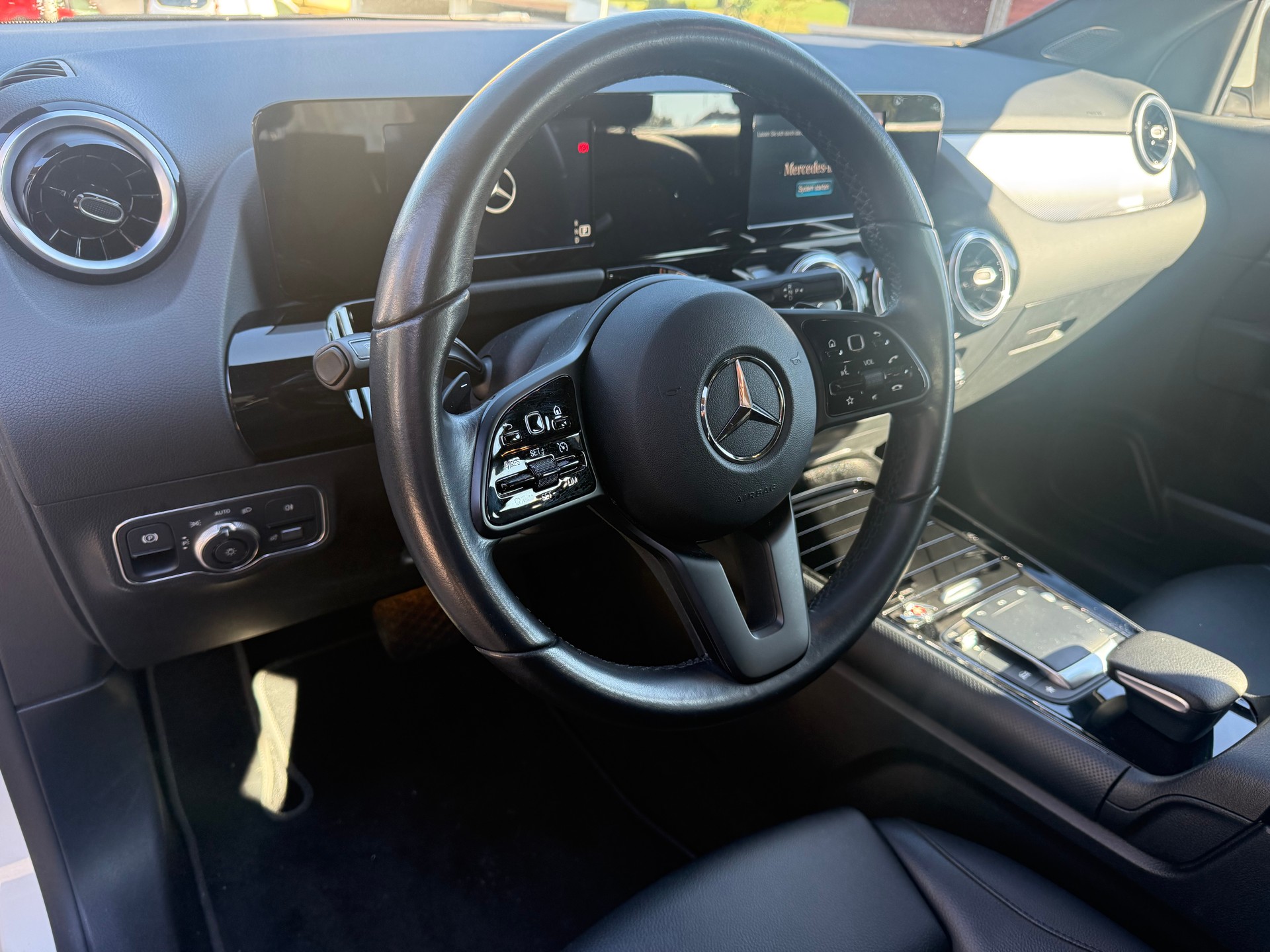 MERCEDES-BENZ GLA 180d 8G-DCT-image-15