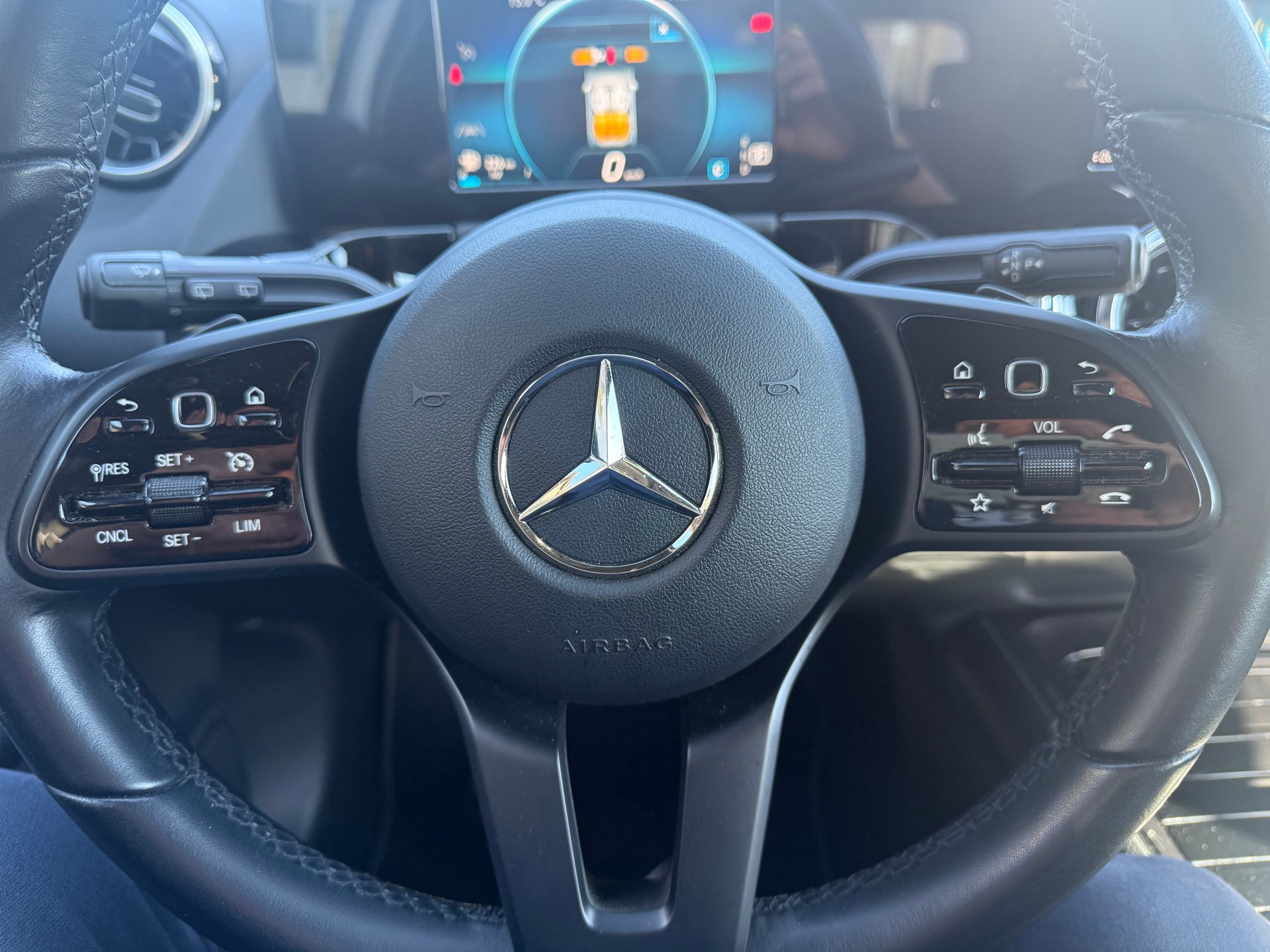 MERCEDES-BENZ GLA 180d 8G-DCT-image-19