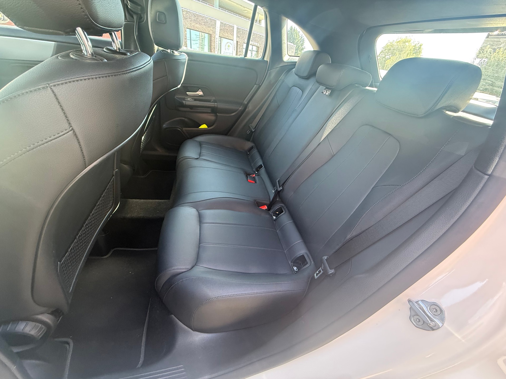 MERCEDES-BENZ GLA 180d 8G-DCT-image-10