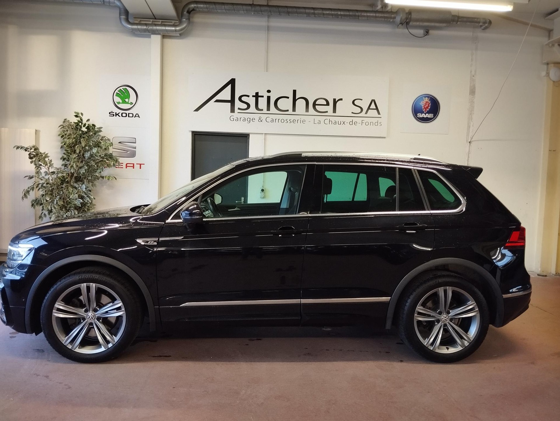 VW Tiguan 2.0TSI Highline 4Motion DSG-showroom-element-2