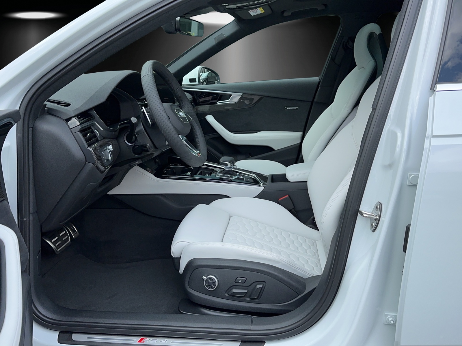 AUDI RS4 Avant quattro tiptronic-image-9