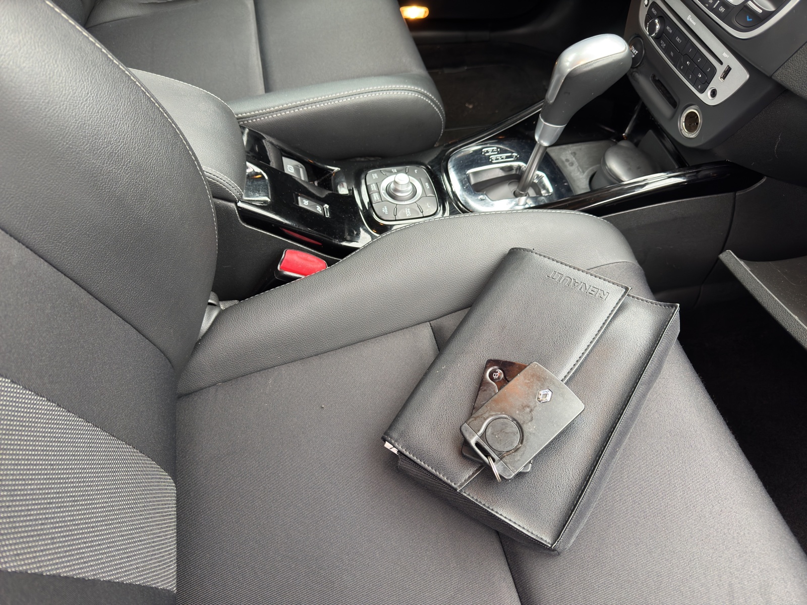 RENAULT Mégane 2.0 16V Bose CVT-image-21