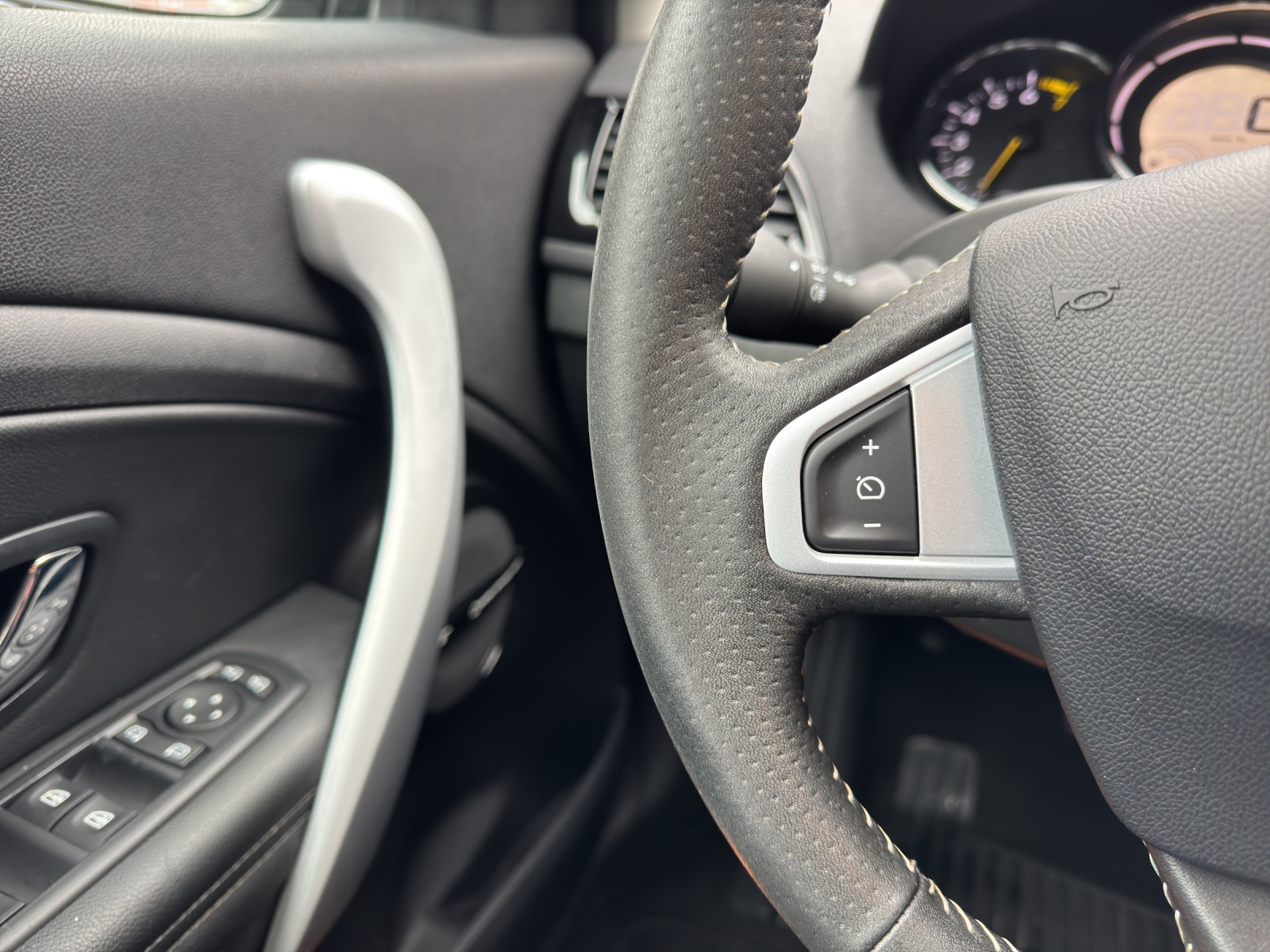 RENAULT Mégane 2.0 16V Bose CVT-image-10