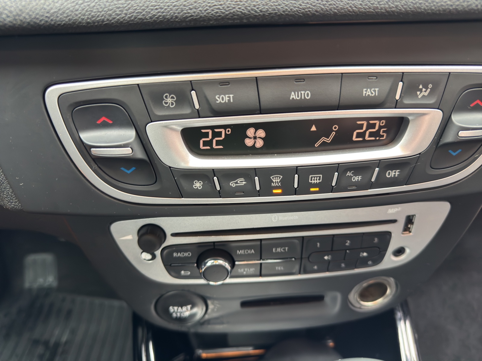 RENAULT Mégane 2.0 16V Bose CVT-image-24