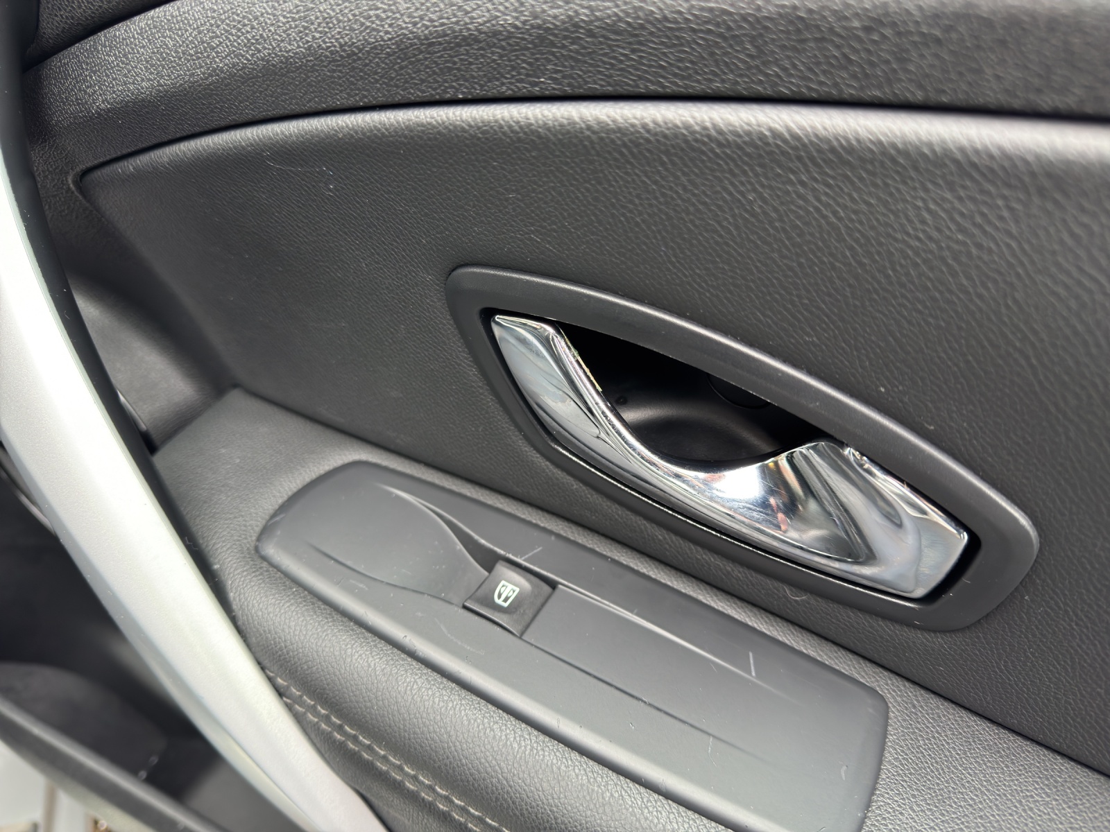 RENAULT Mégane 2.0 16V Bose CVT-image-14