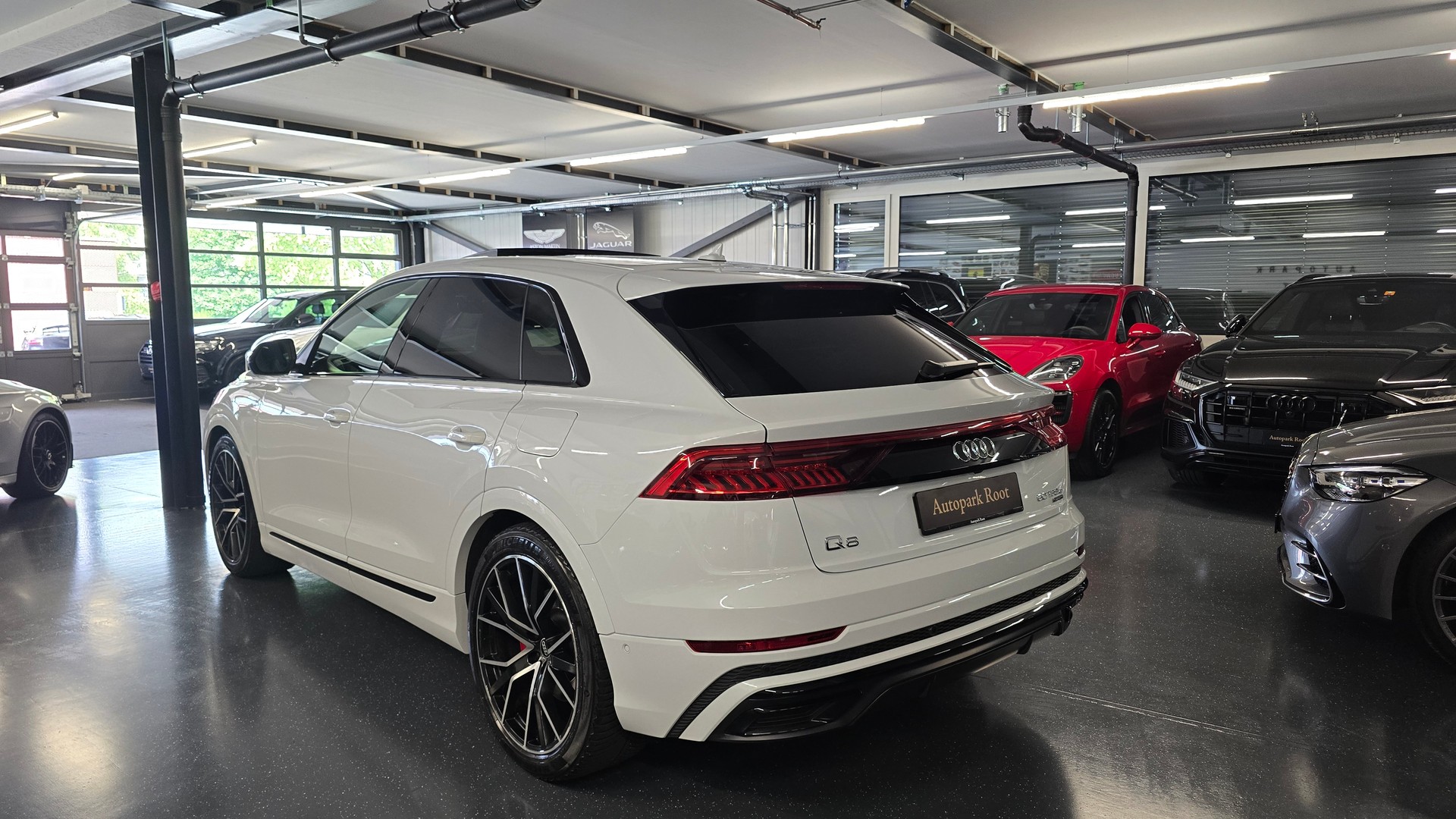 AUDI Q8 60 S Line TFSI e quattro PHEV tiptronic-image-5