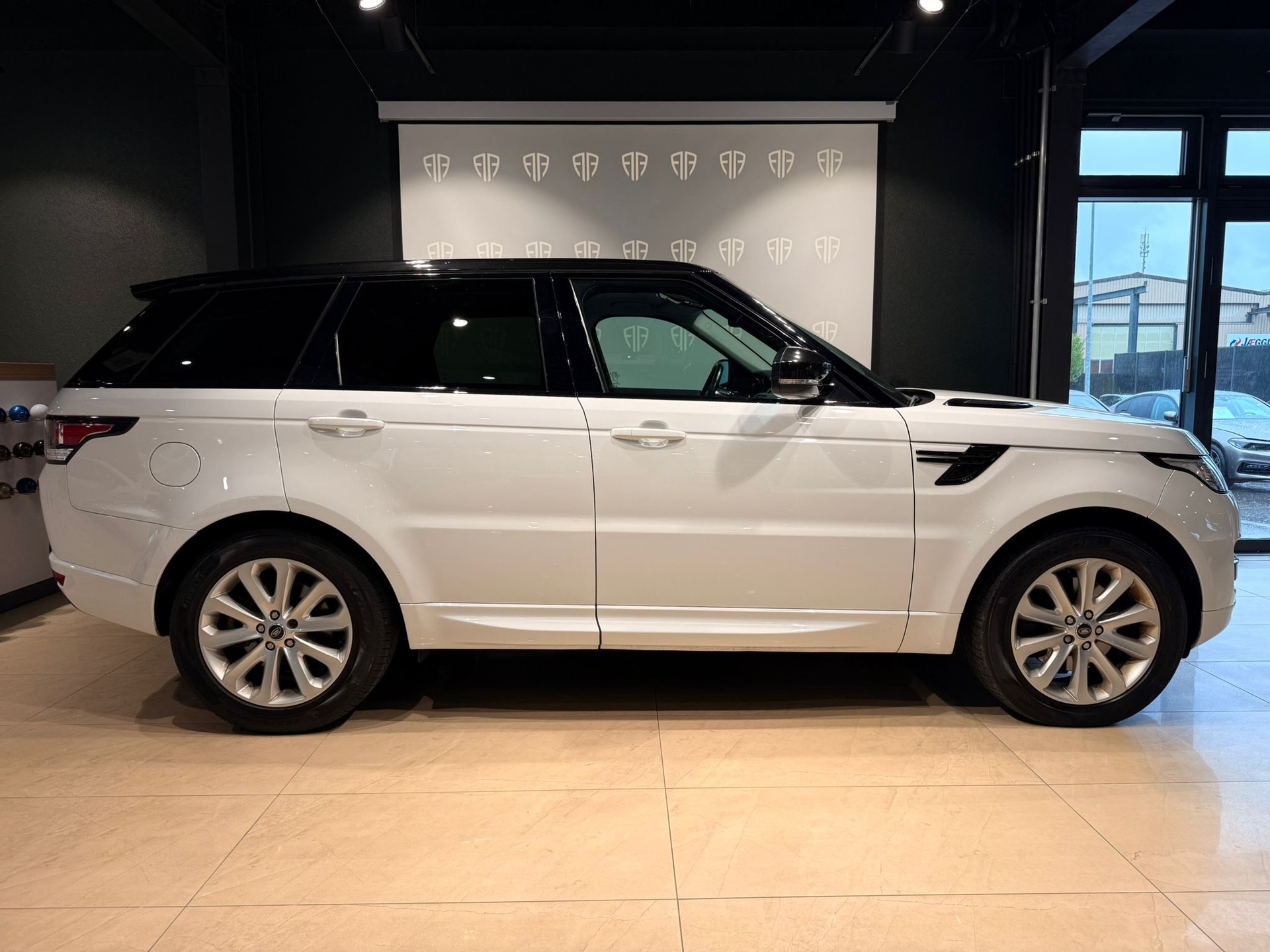 LAND ROVER Range Rover Sport 3.0 TDV6 S Automatic-image-3