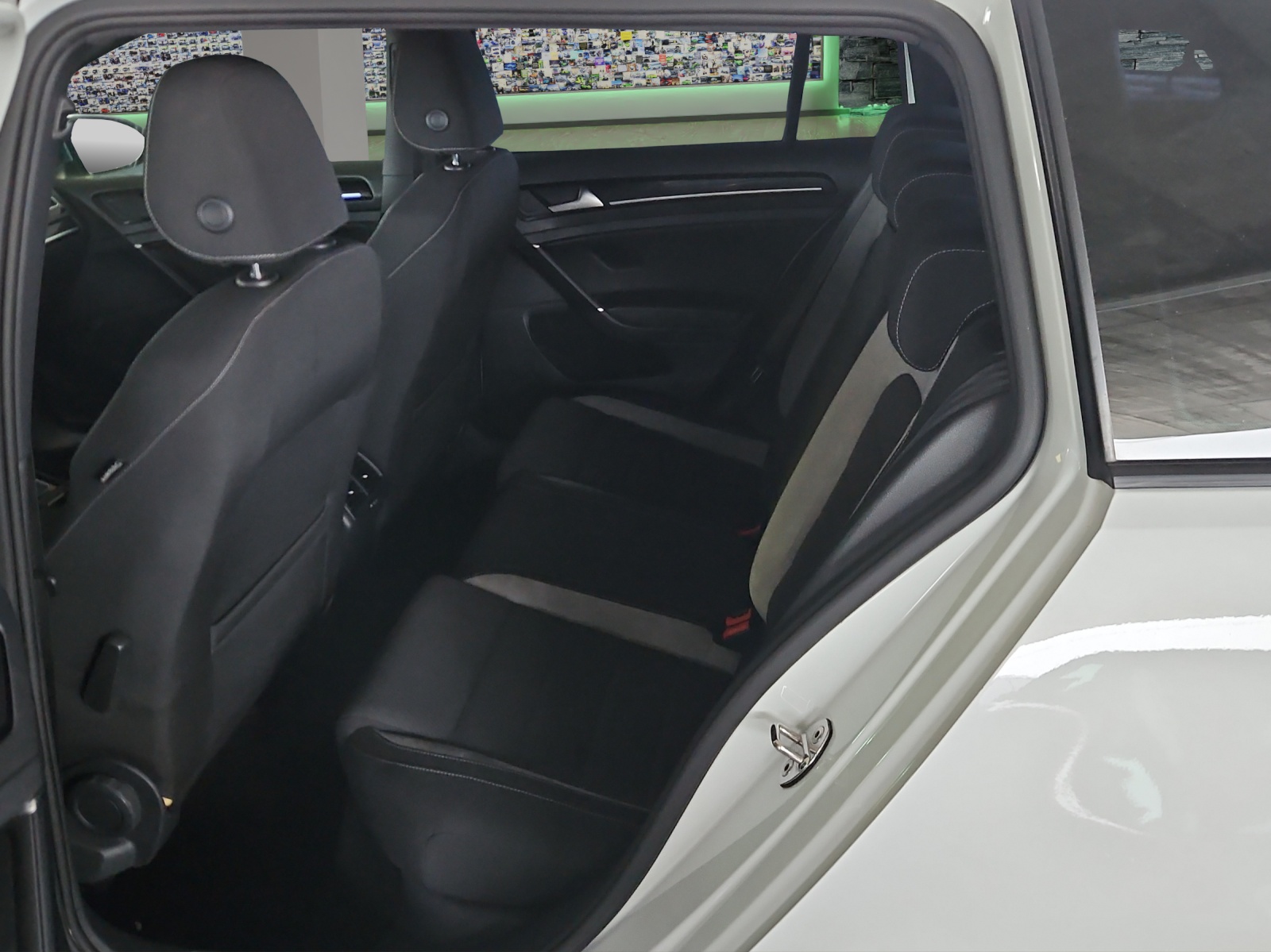 VW Golf Variant 2.0 TSI R 4 Motion DSG-image-10