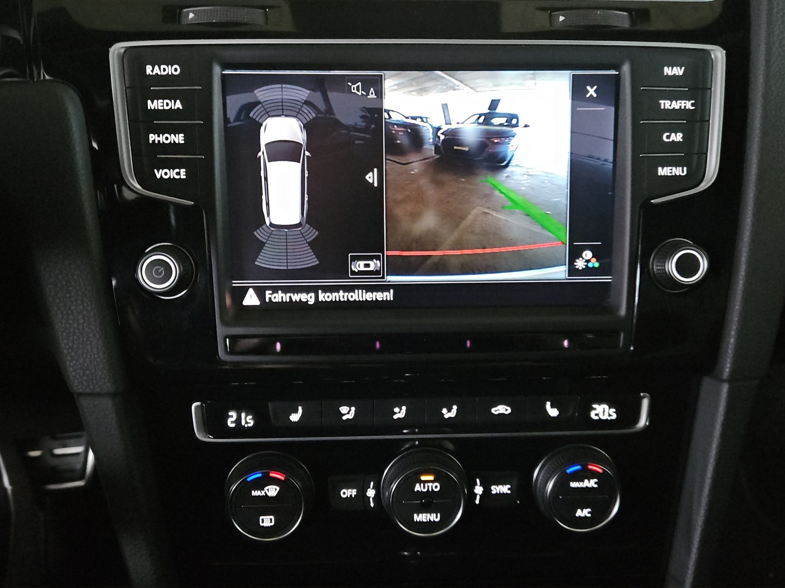 VW Golf Variant 2.0 TSI R 4 Motion DSG-image-14