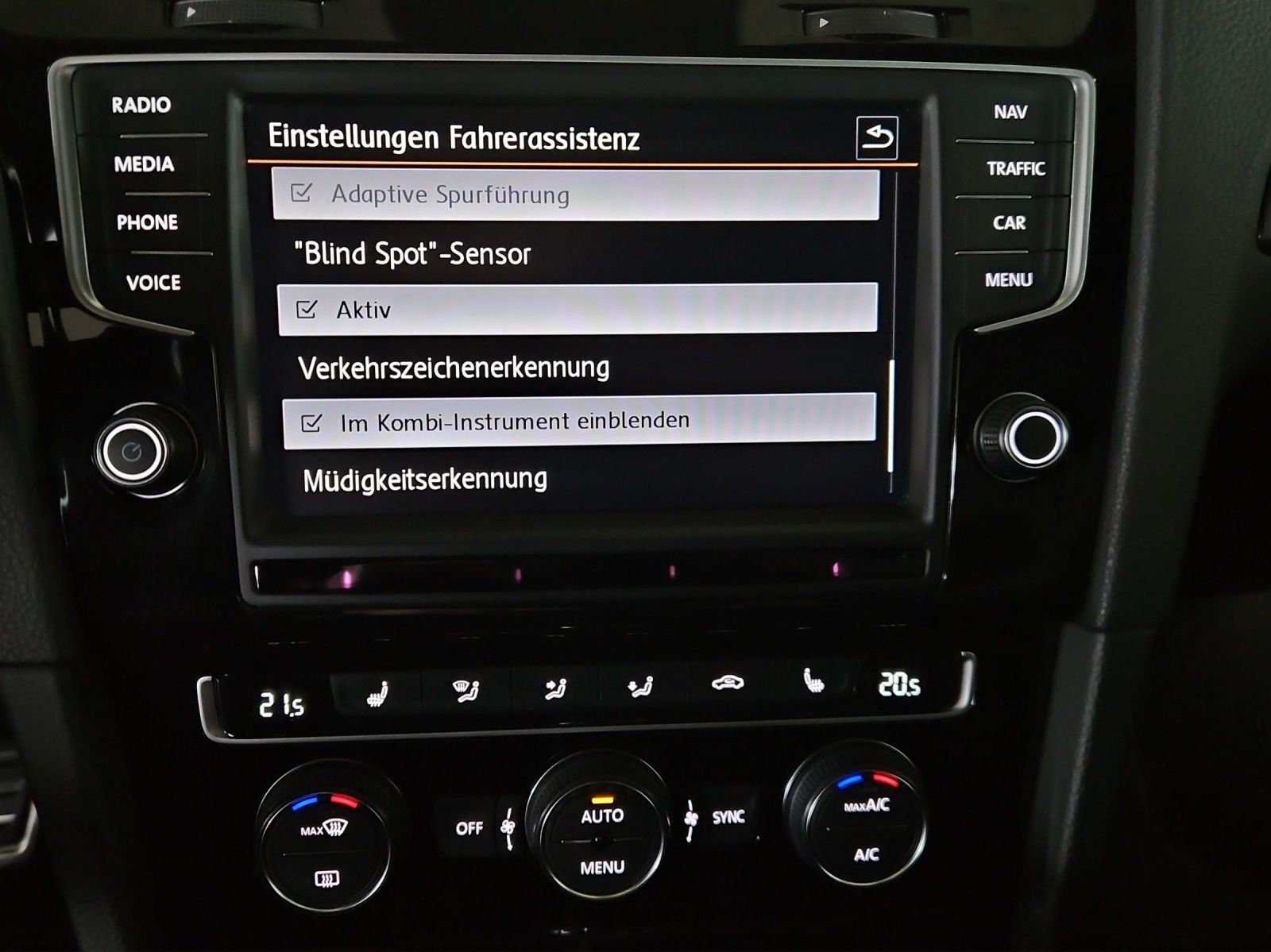 VW Golf Variant 2.0 TSI R 4 Motion DSG-image-18