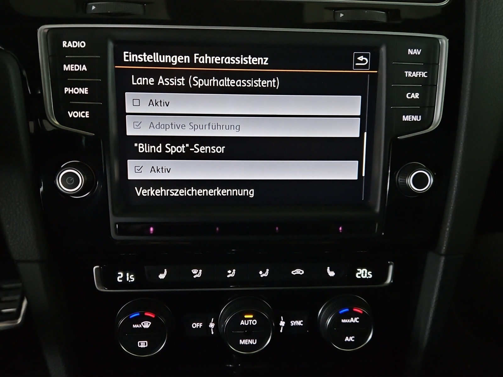 VW Golf Variant 2.0 TSI R 4 Motion DSG-image-17