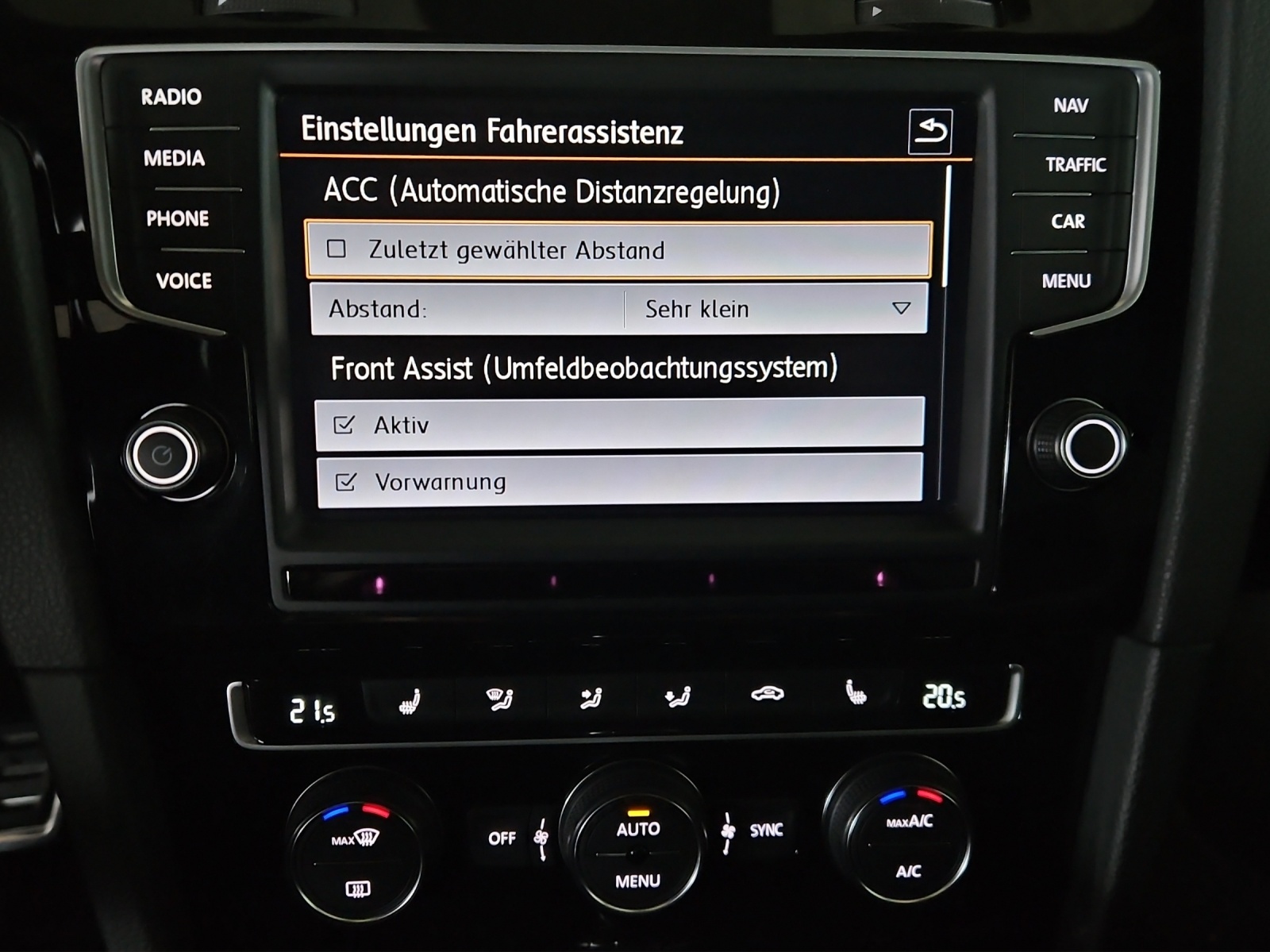 VW Golf Variant 2.0 TSI R 4 Motion DSG-image-16