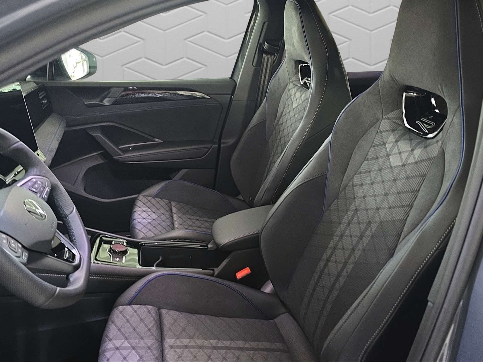 VW VW Tiguan R-Line-image-6