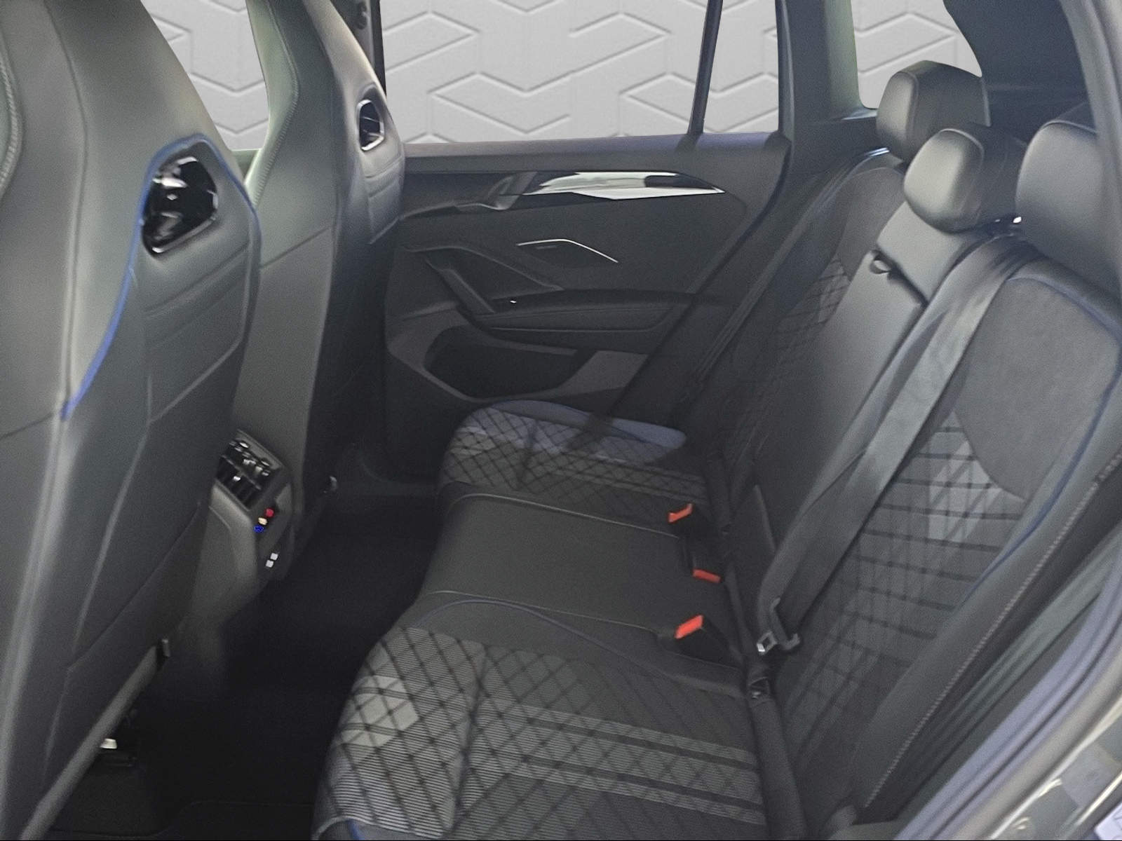 VW VW Tiguan R-Line-image-12