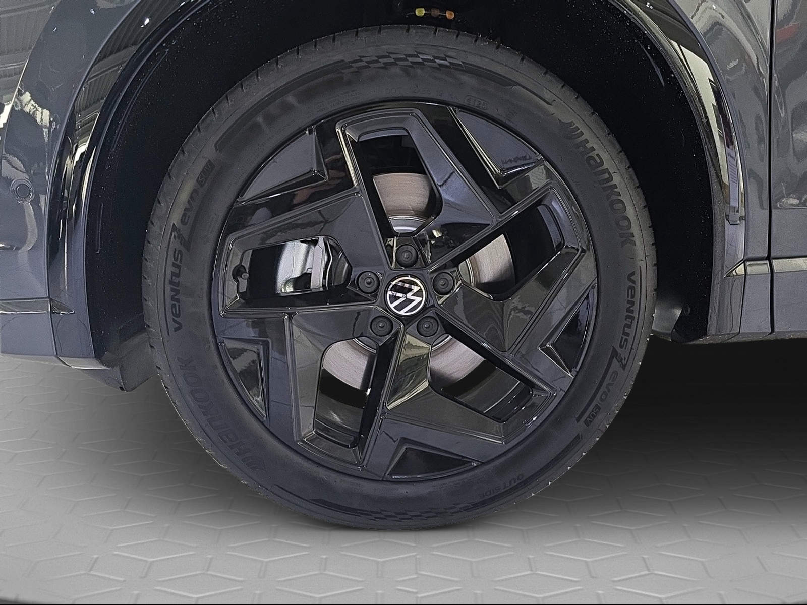 VW VW Tiguan R-Line-image-5