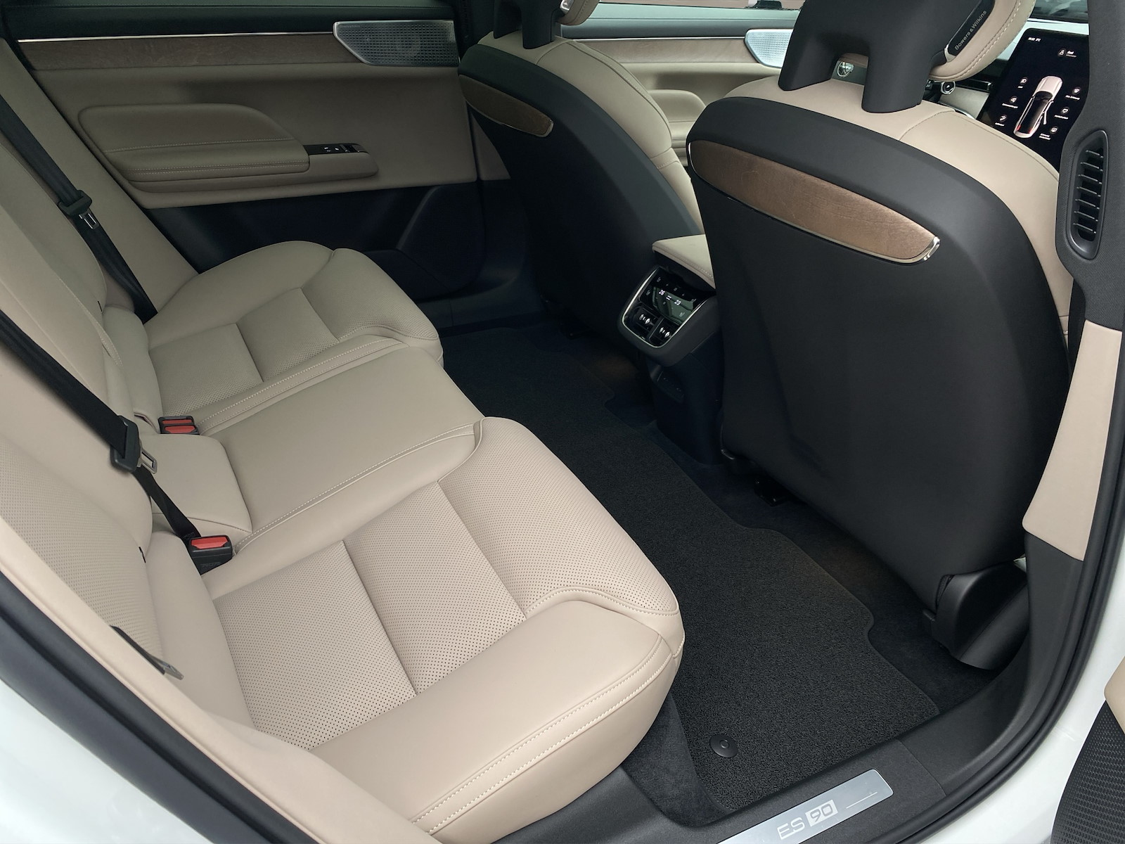 VOLVO ES90 Ultra-image-11