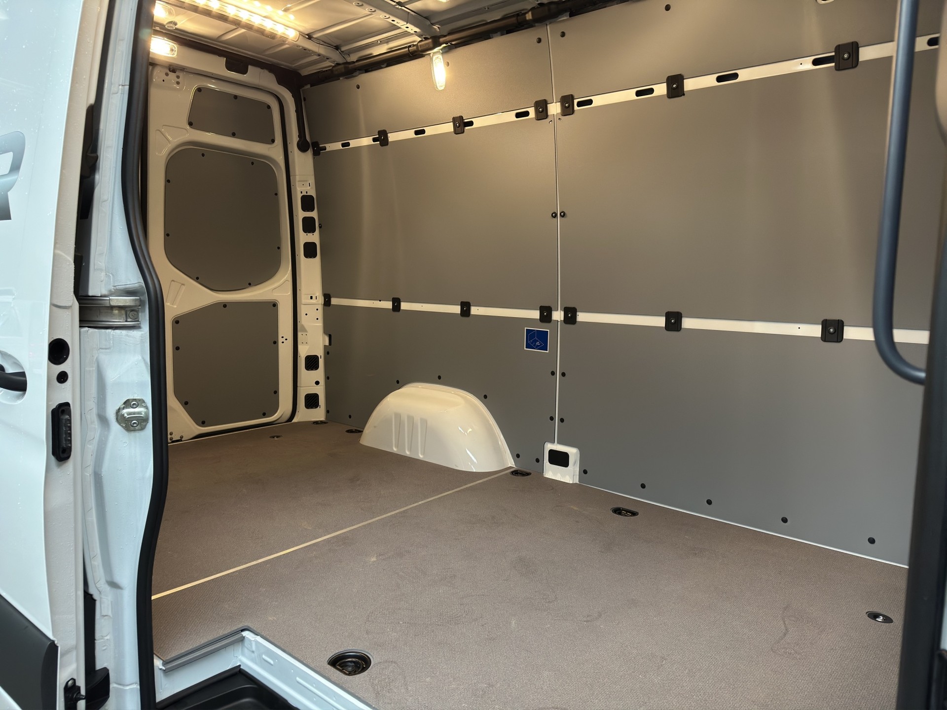 MERCEDES-BENZ eSprinter 420 56kWh Standard Hoch Pro-image-8