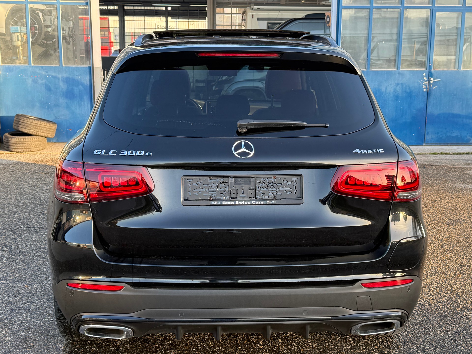 MERCEDES-BENZ GLC 300 e AMG Line 4Matic 9G-Tronic-image-3