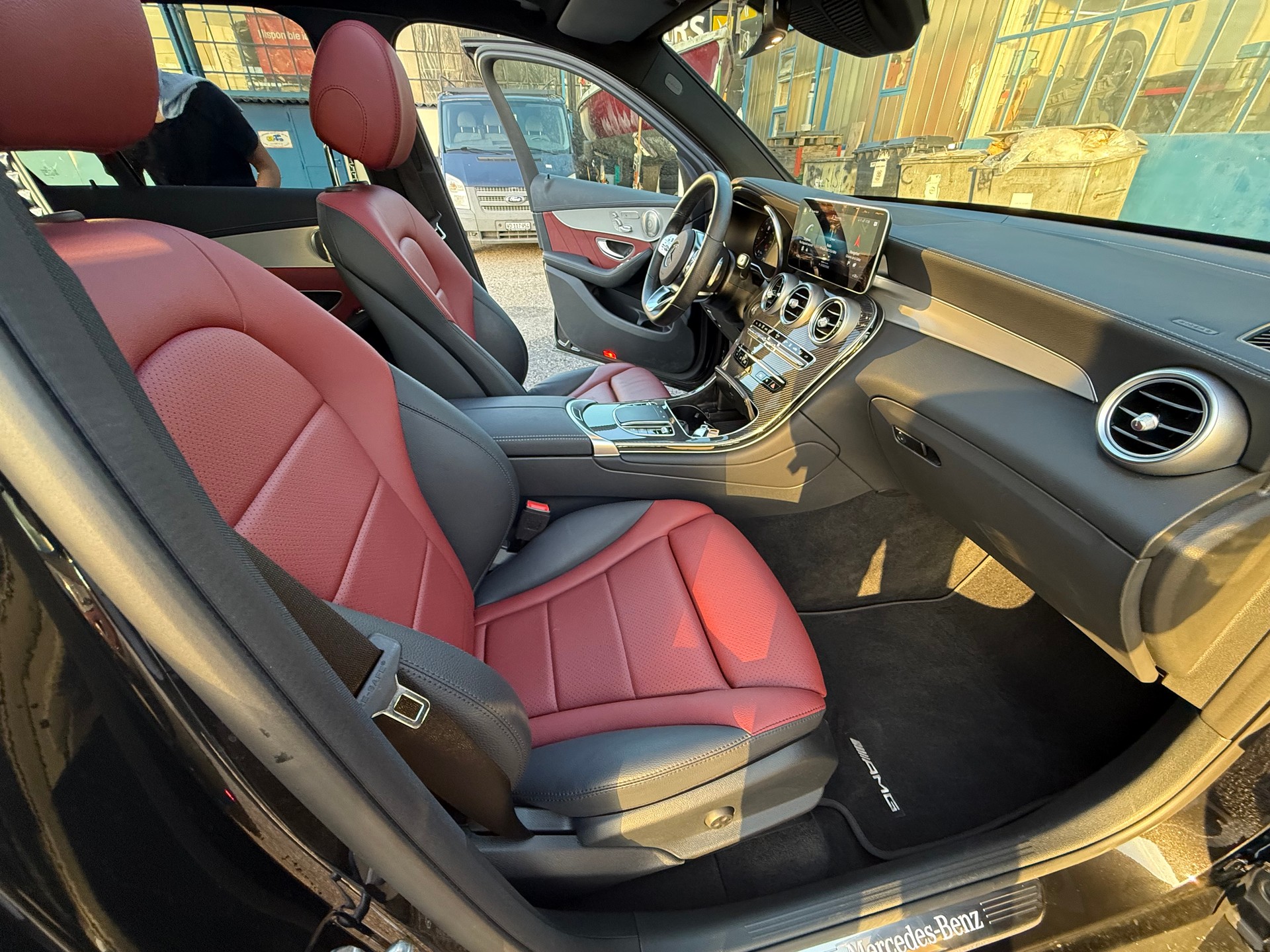 MERCEDES-BENZ GLC 300 e AMG Line 4Matic 9G-Tronic-image-6