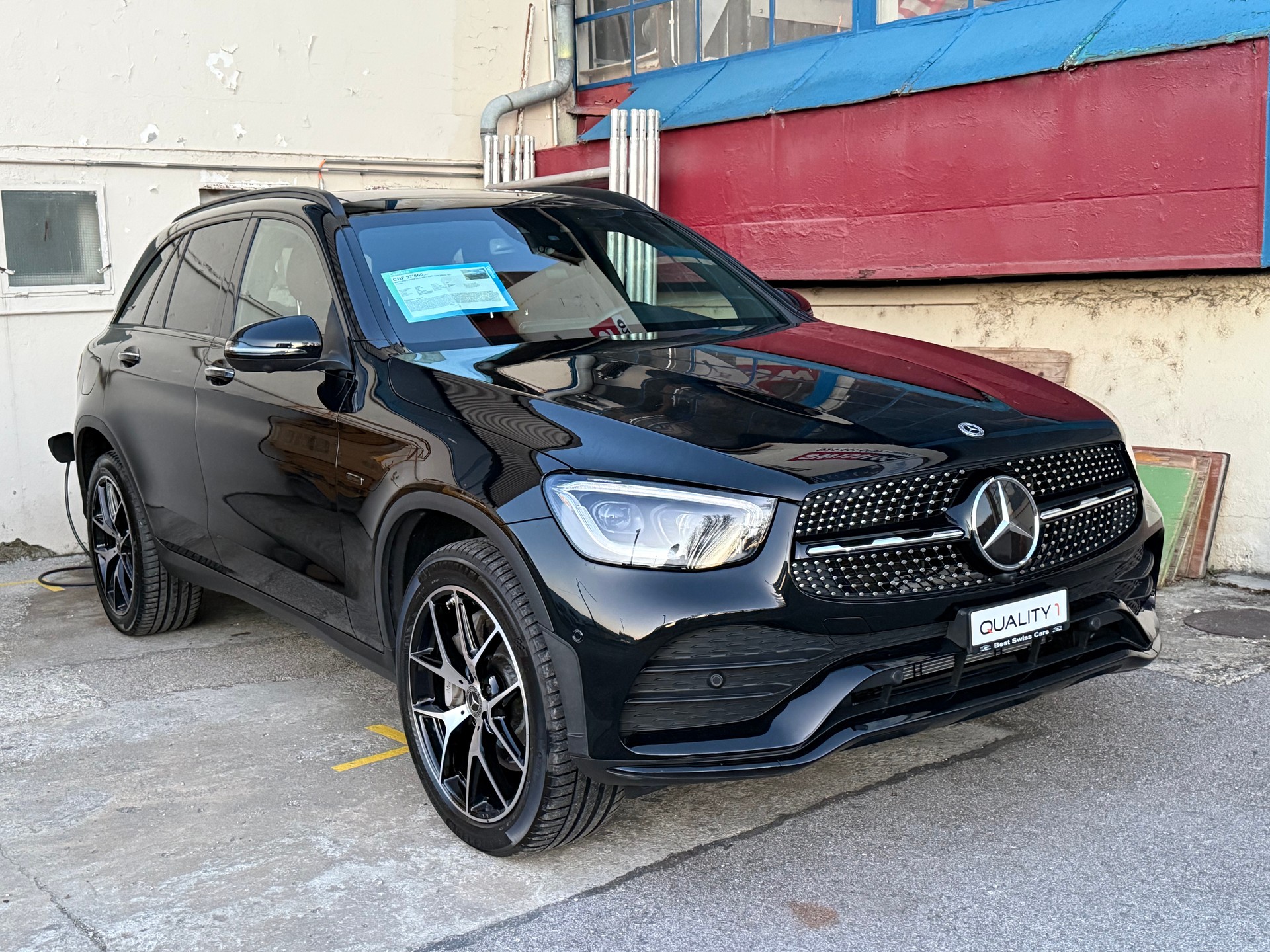 MERCEDES-BENZ GLC 300 e AMG Line 4Matic 9G-Tronic-image-2