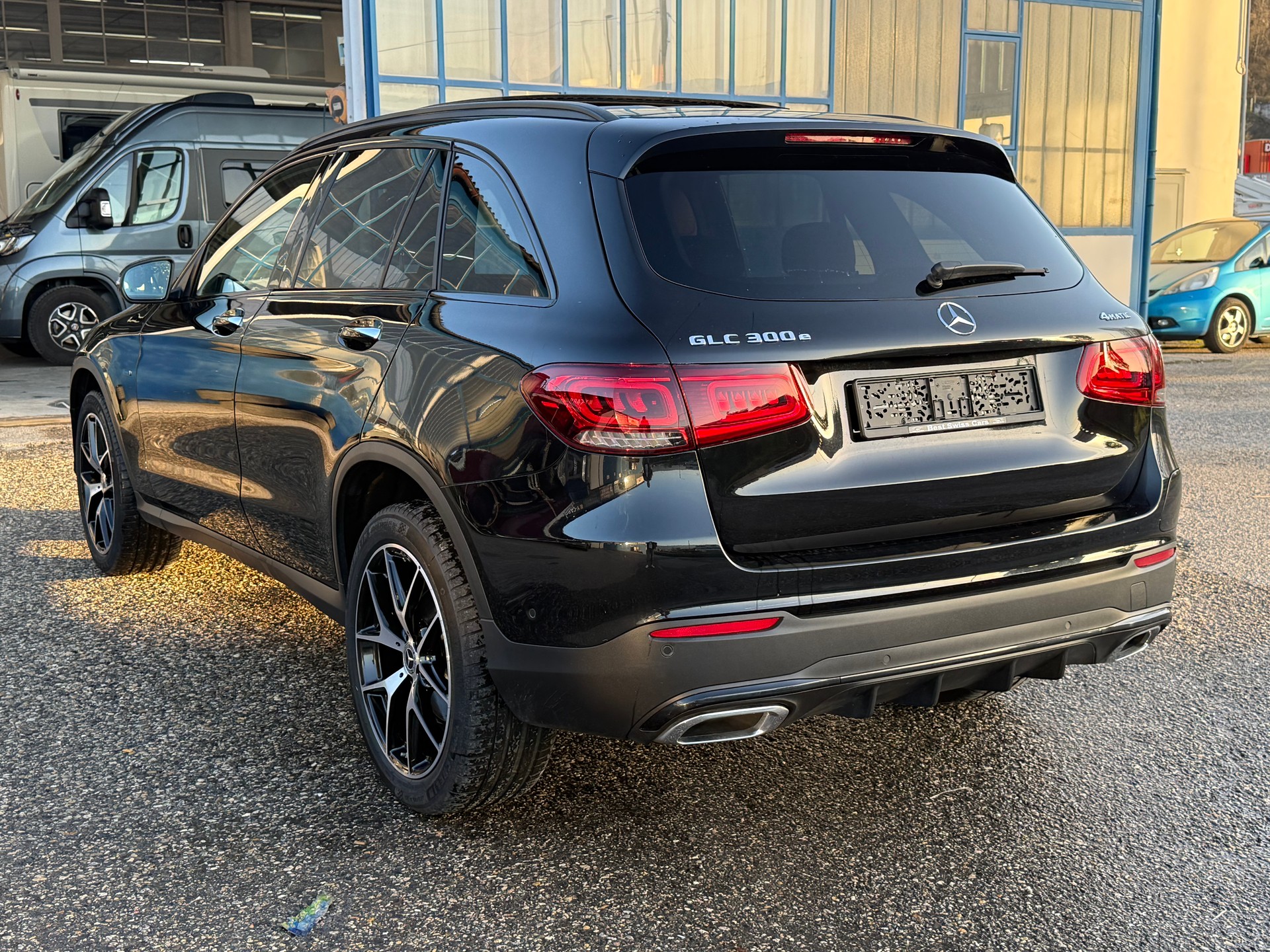 MERCEDES-BENZ GLC 300 e AMG Line 4Matic 9G-Tronic-image-4