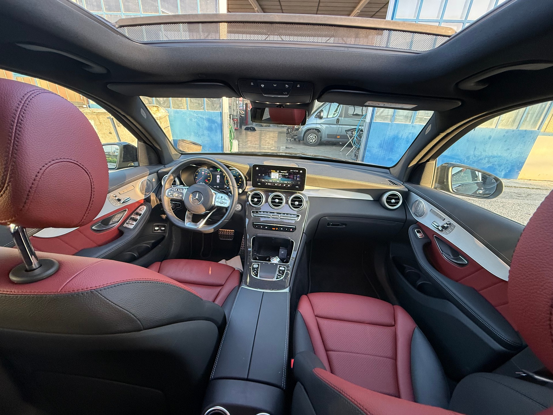 MERCEDES-BENZ GLC 300 e AMG Line 4Matic 9G-Tronic-image-5