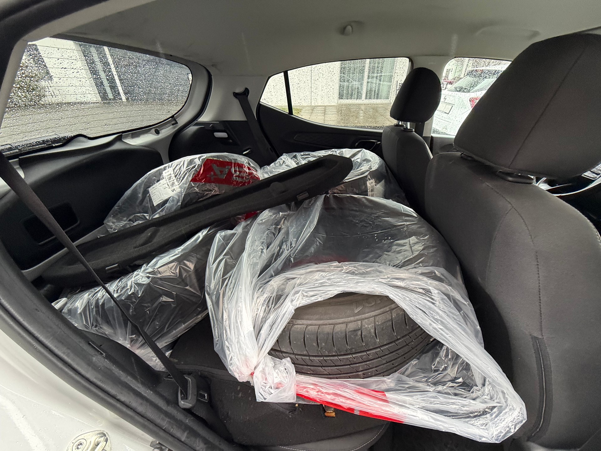 HYUNDAI i10 1.2 Amplia Automat-image-13