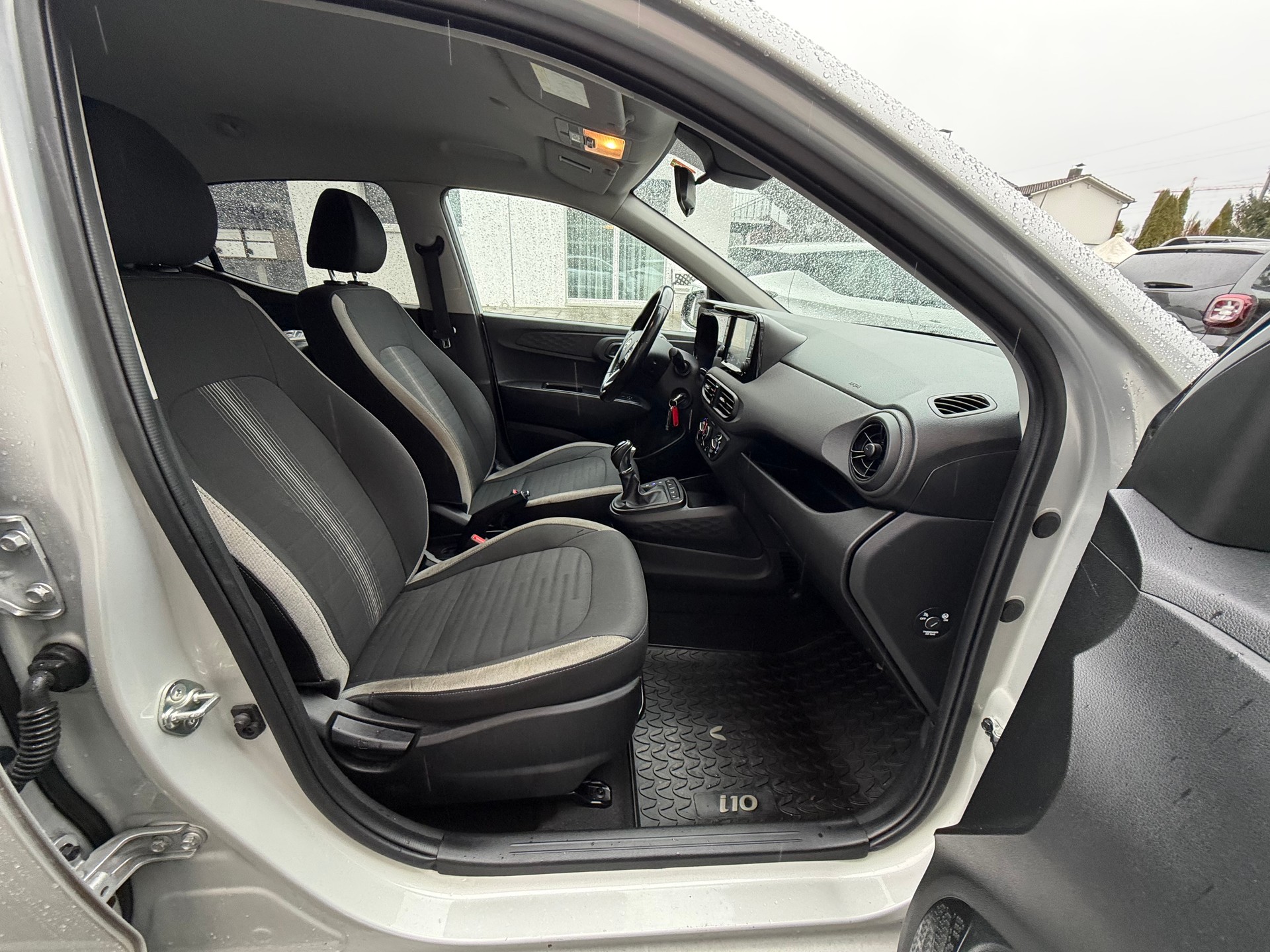 HYUNDAI i10 1.2 Amplia Automat-image-8