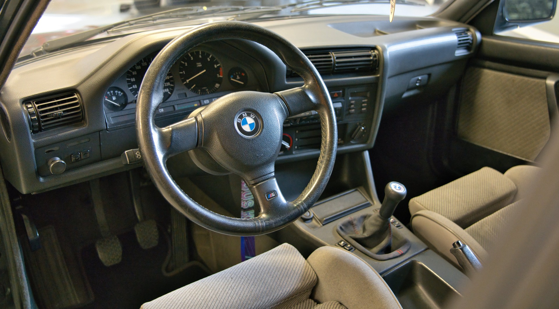 BMW 320i Edition-image-6
