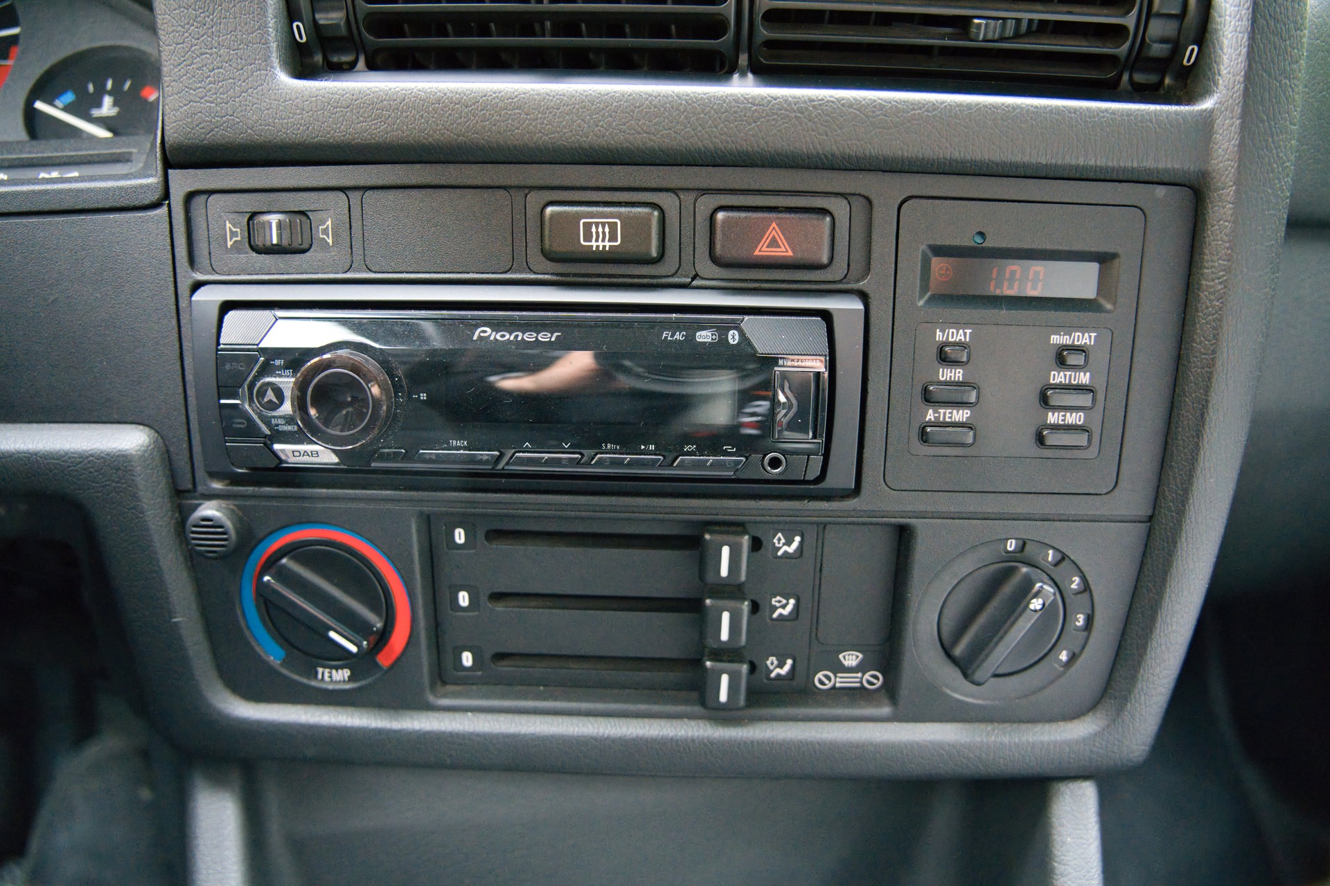 BMW 320i Edition-image-8