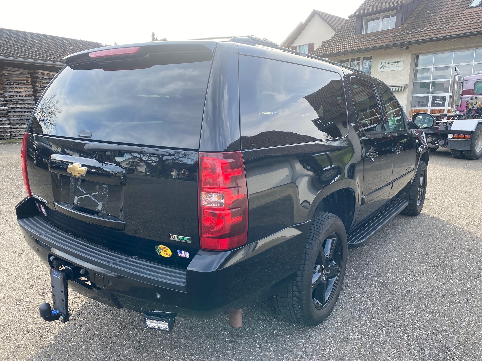 CHEVROLET Suburban-image-6