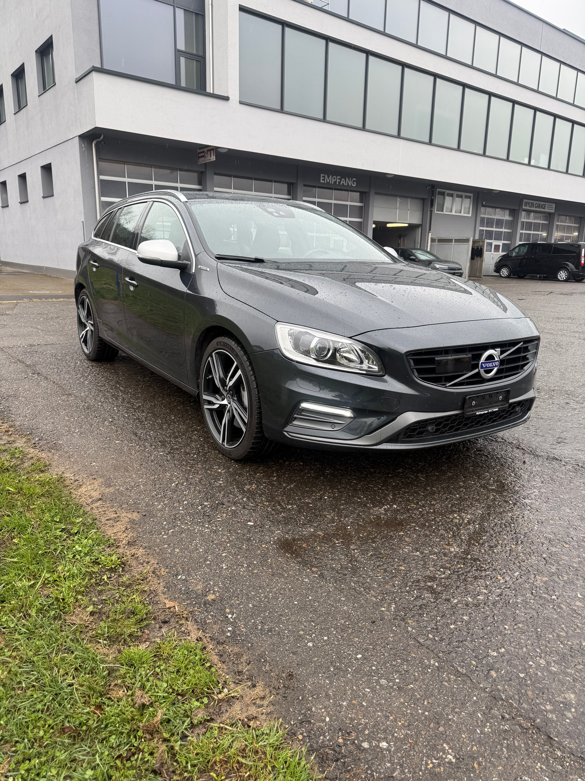VOLVO V60 D6 AWD Plug-in Hybrid Momentum R-Design-image-2