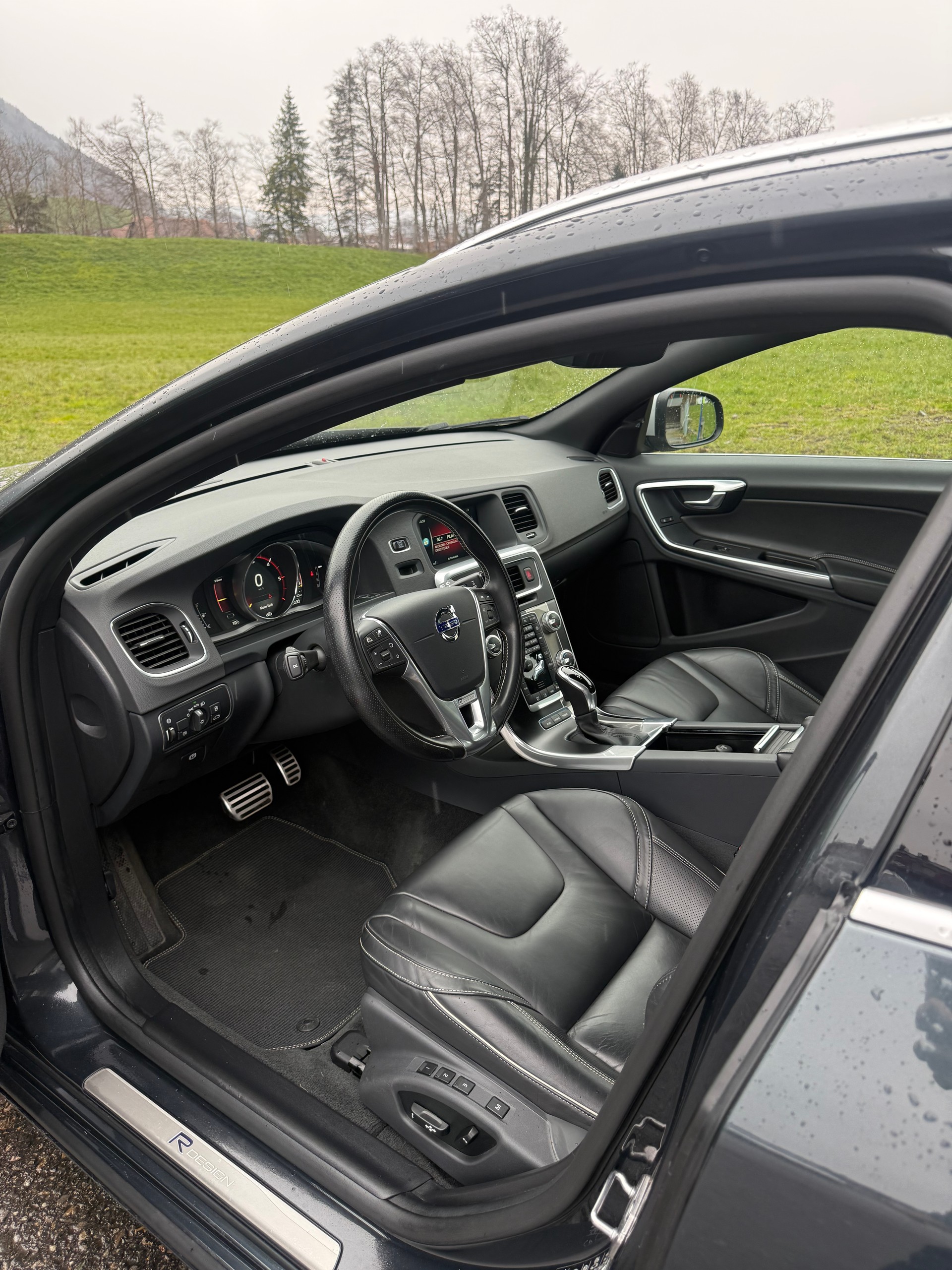 VOLVO V60 D6 AWD Plug-in Hybrid Momentum R-Design-image-6