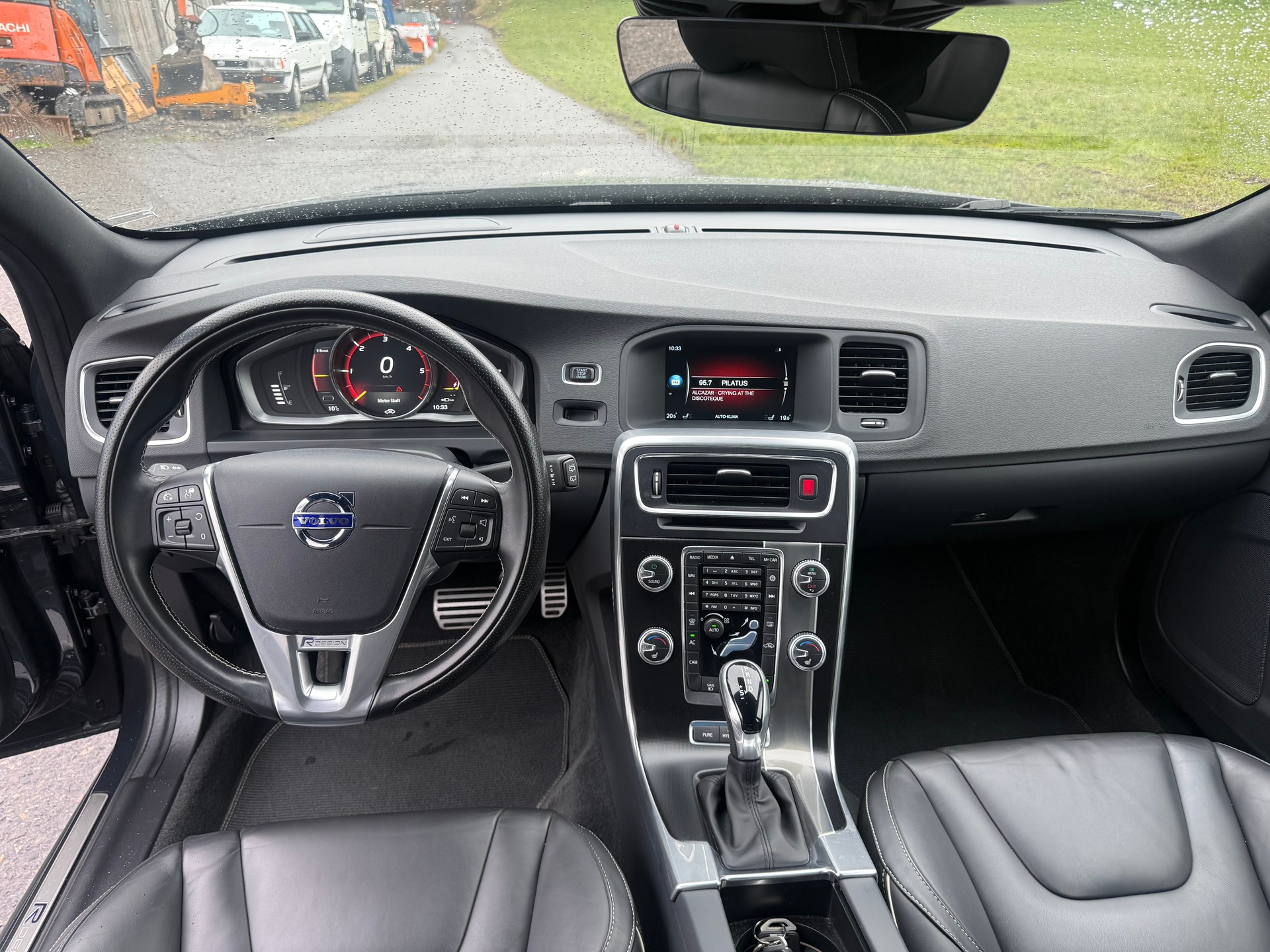 VOLVO V60 D6 AWD Plug-in Hybrid Momentum R-Design-image-4