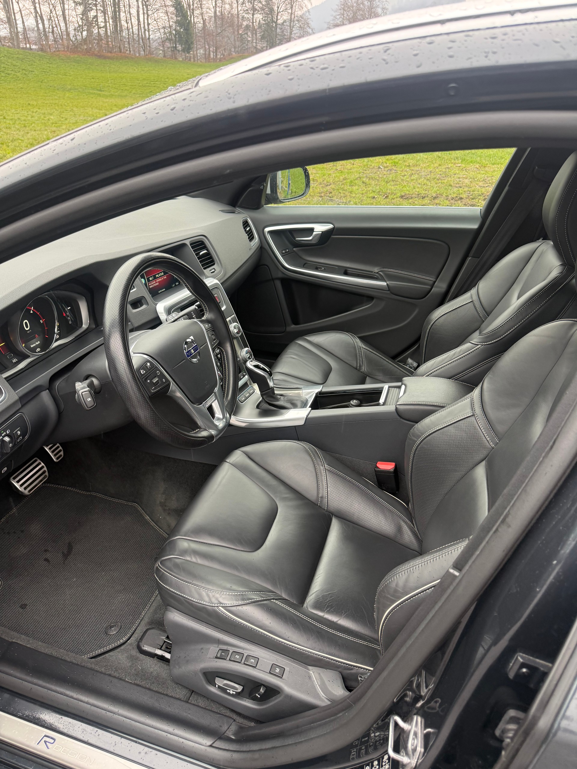 VOLVO V60 D6 AWD Plug-in Hybrid Momentum R-Design-image-5