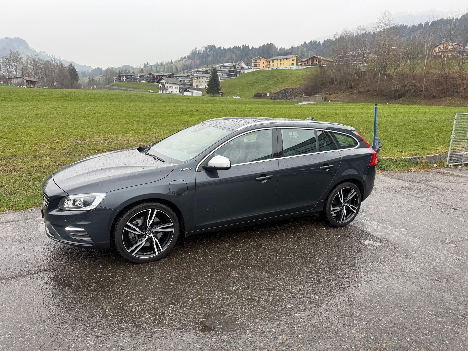 VOLVO V60 D6 AWD Plug-in Hybrid Momentum R-Design-image-1