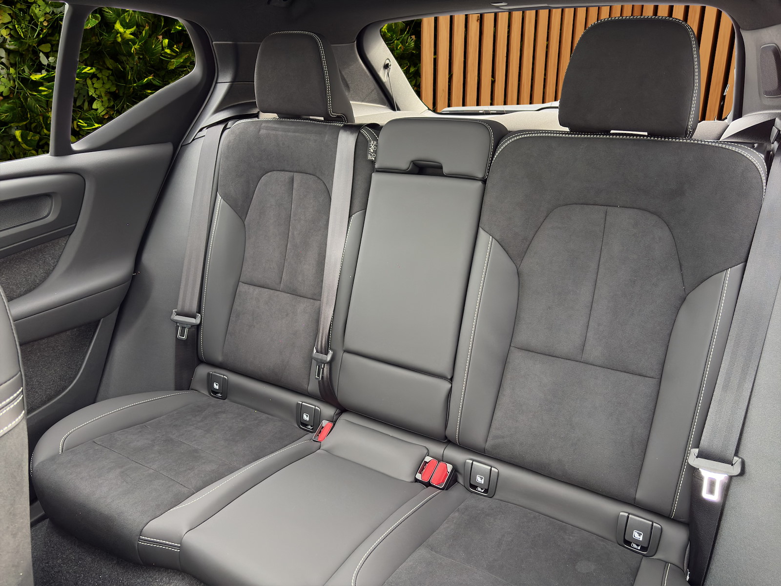 VOLVO XC40 2.0 B4 MH Ultra Dark-image-14