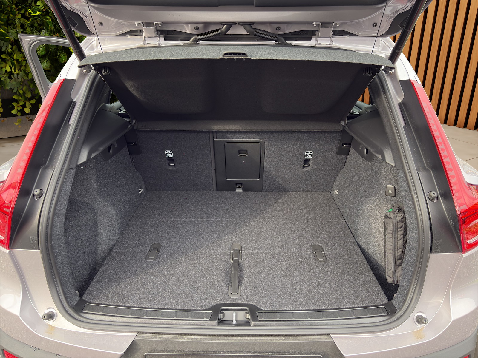 VOLVO XC40 2.0 B4 MH Ultra Dark-image-15